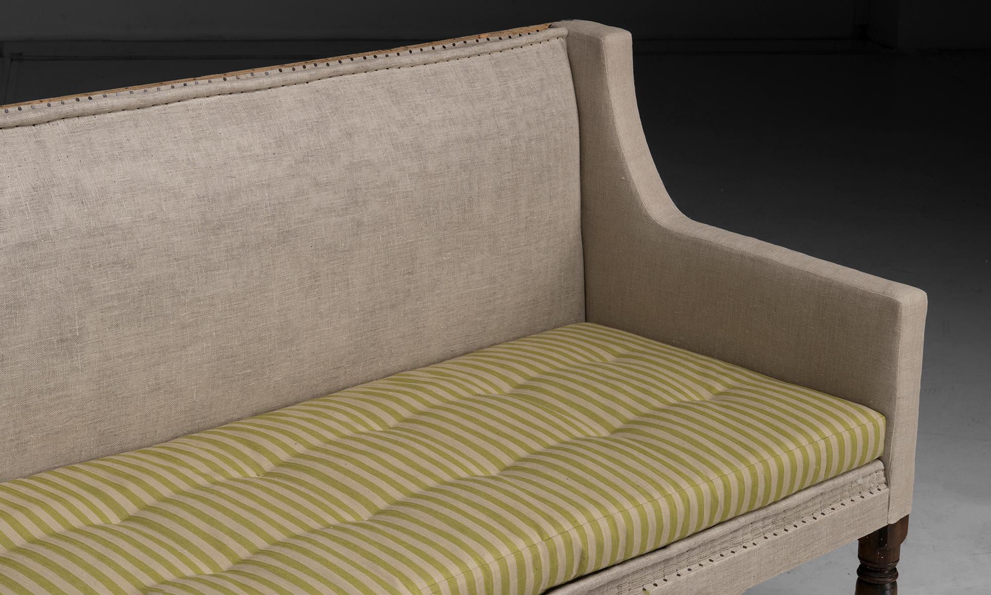 Country House Sofa, England circa 1860 In Good Condition For Sale In Culver City, CA