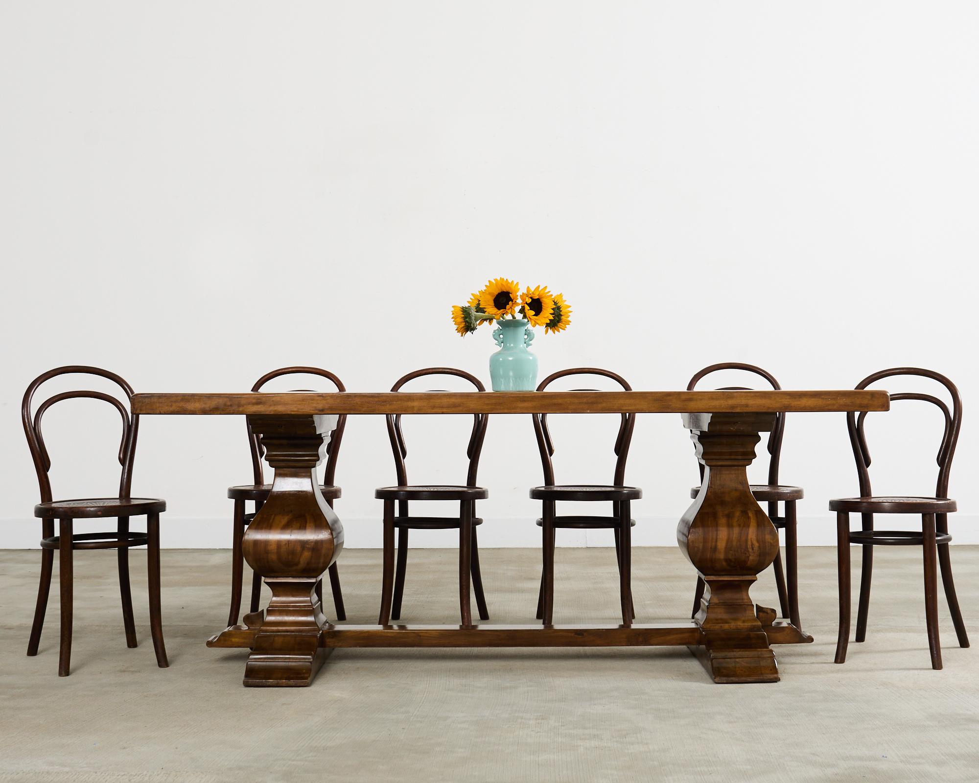 Wunderschöner Esstisch oder Refektoriumstisch im italienischen Landhausstil, handgefertigt aus massivem Nussbaum. Der Tisch ist im klösterlichen Stil gefertigt und verfügt über eine massive, 2,25 Zoll dicke, rechteckige Platte. Die Platte wird von