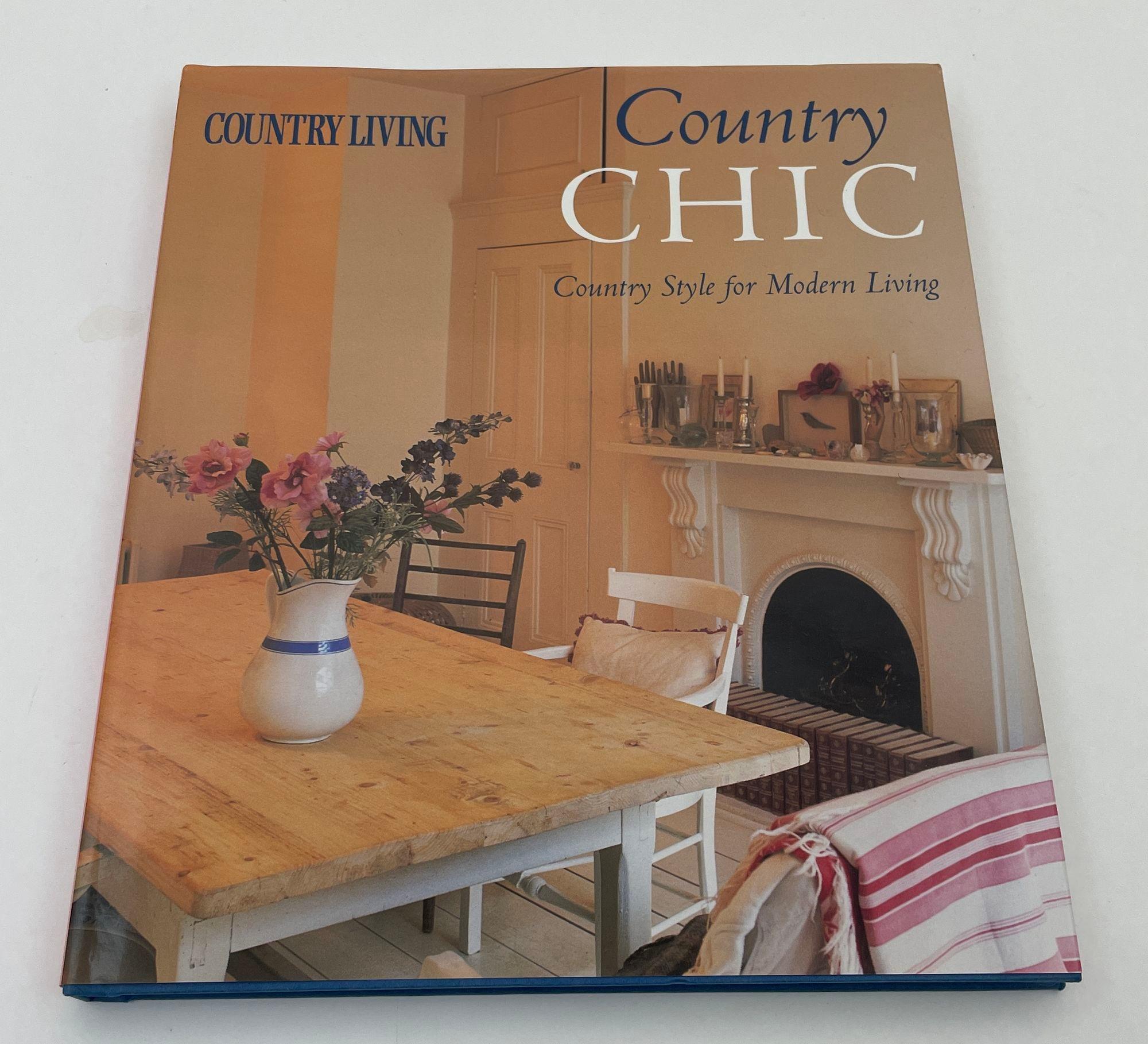 Country Living Country Chic Hardcover Buch von Alexandra Campbell und Liz Bauwens.
Kombinieren Sie den klassischen Landhausstil mit einer modernen, urbanen Einrichtung - und Sie haben einen frischen Stil, der überall funktioniert. 