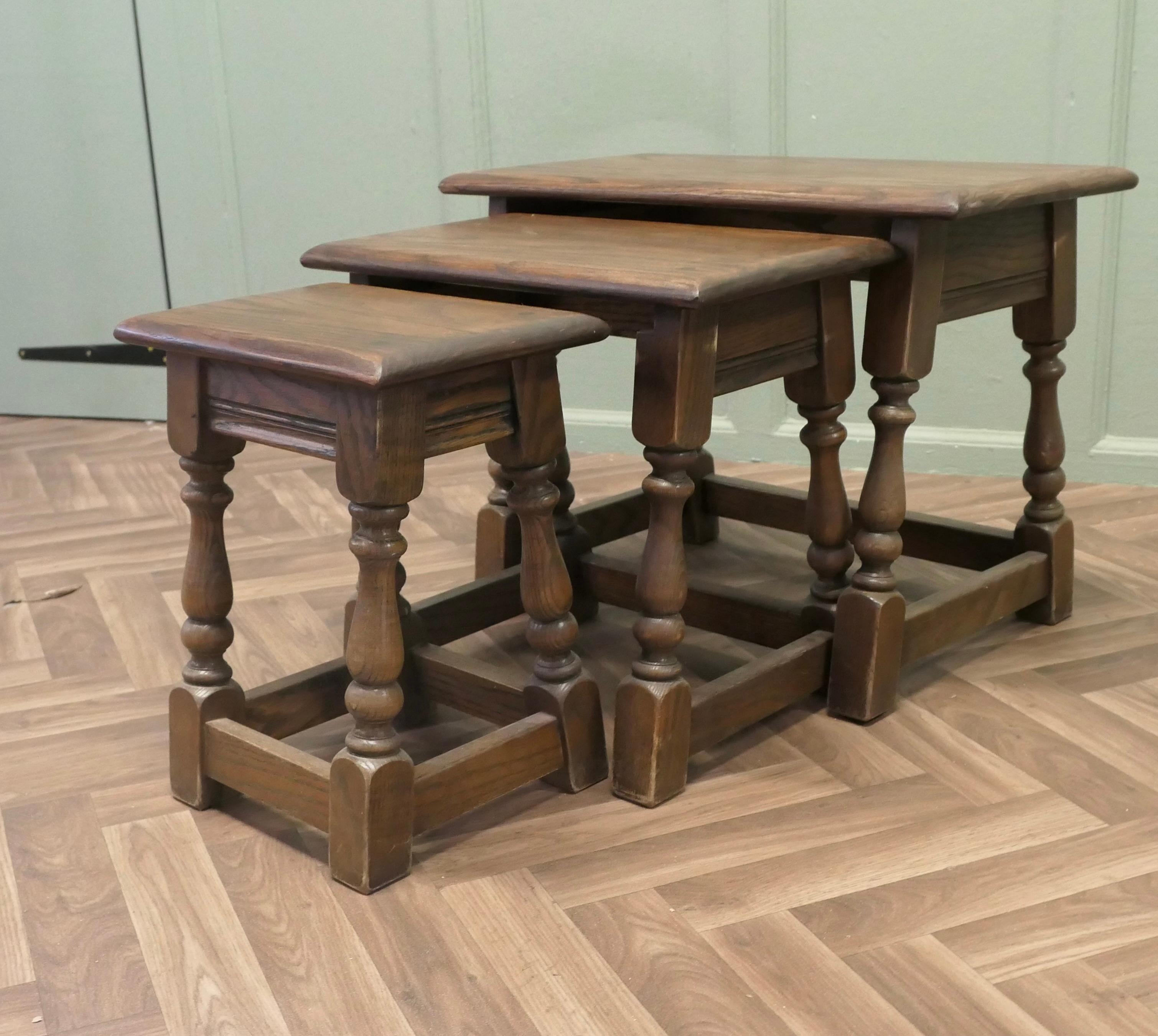 Nido di tavoli in quercia di campagna di Old Charm

Il nido è un set di 3 bellissimi tavoli in Oak con gambe tornite e spessi piani in legno.
I tavoli sono solidi e in buone condizioni, come tutti i nidi di tavoli aumentano di dimensioni permettendo