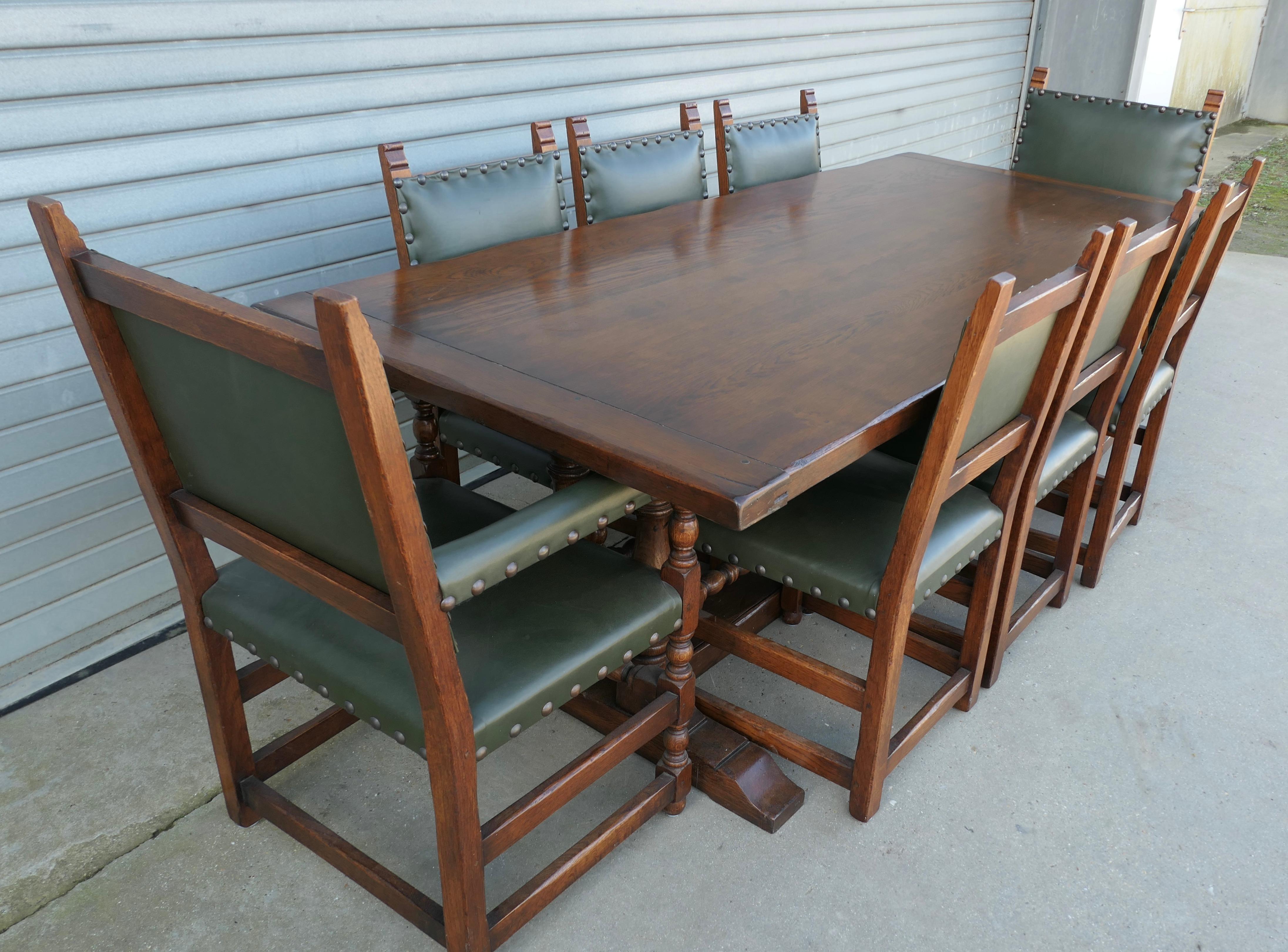 Mesa campestre de refectorio de roble con sillas de comedor de roble y cuero en venta 5
