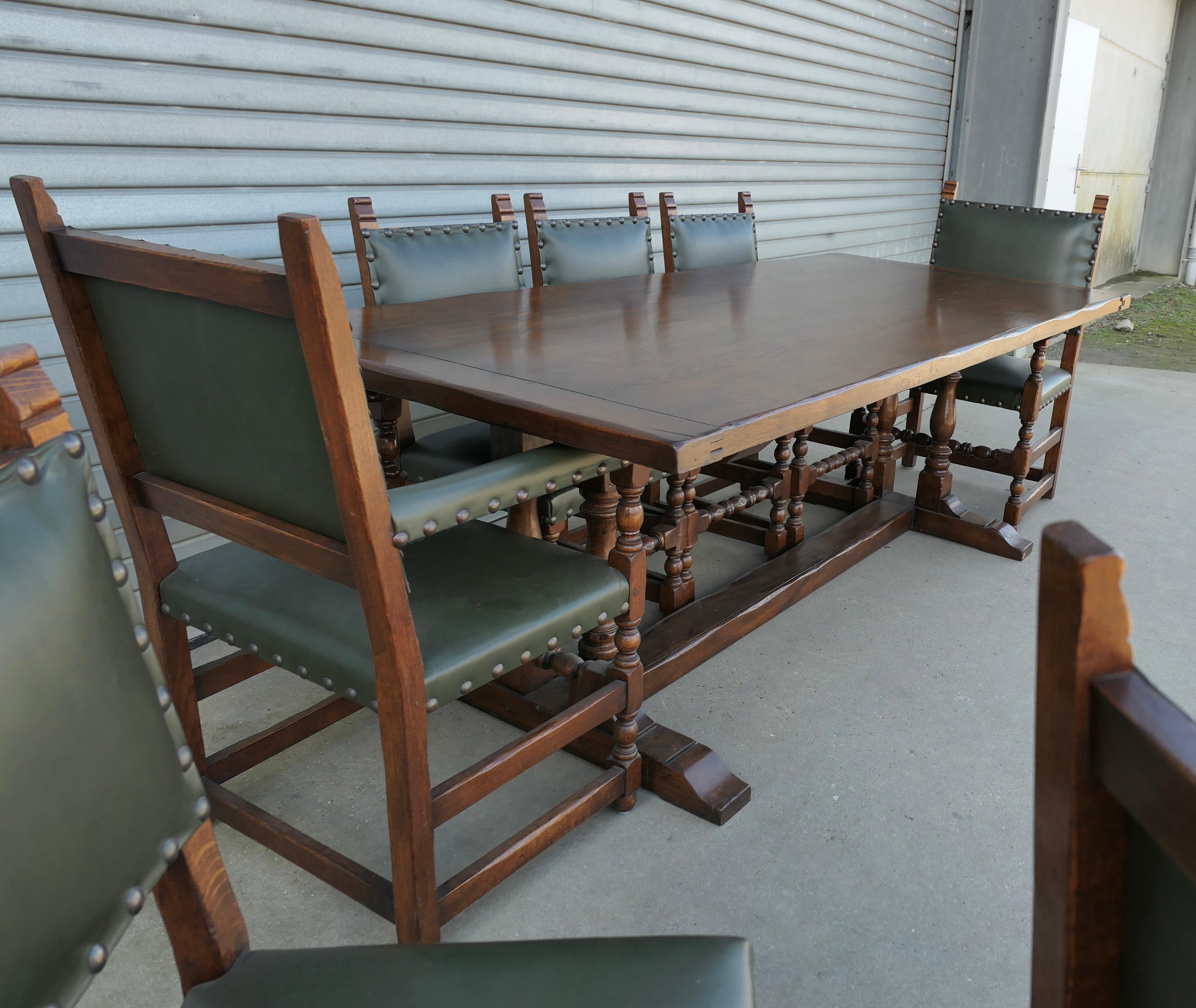 Mesa campestre de refectorio de roble con sillas de comedor de roble y cuero en venta 6