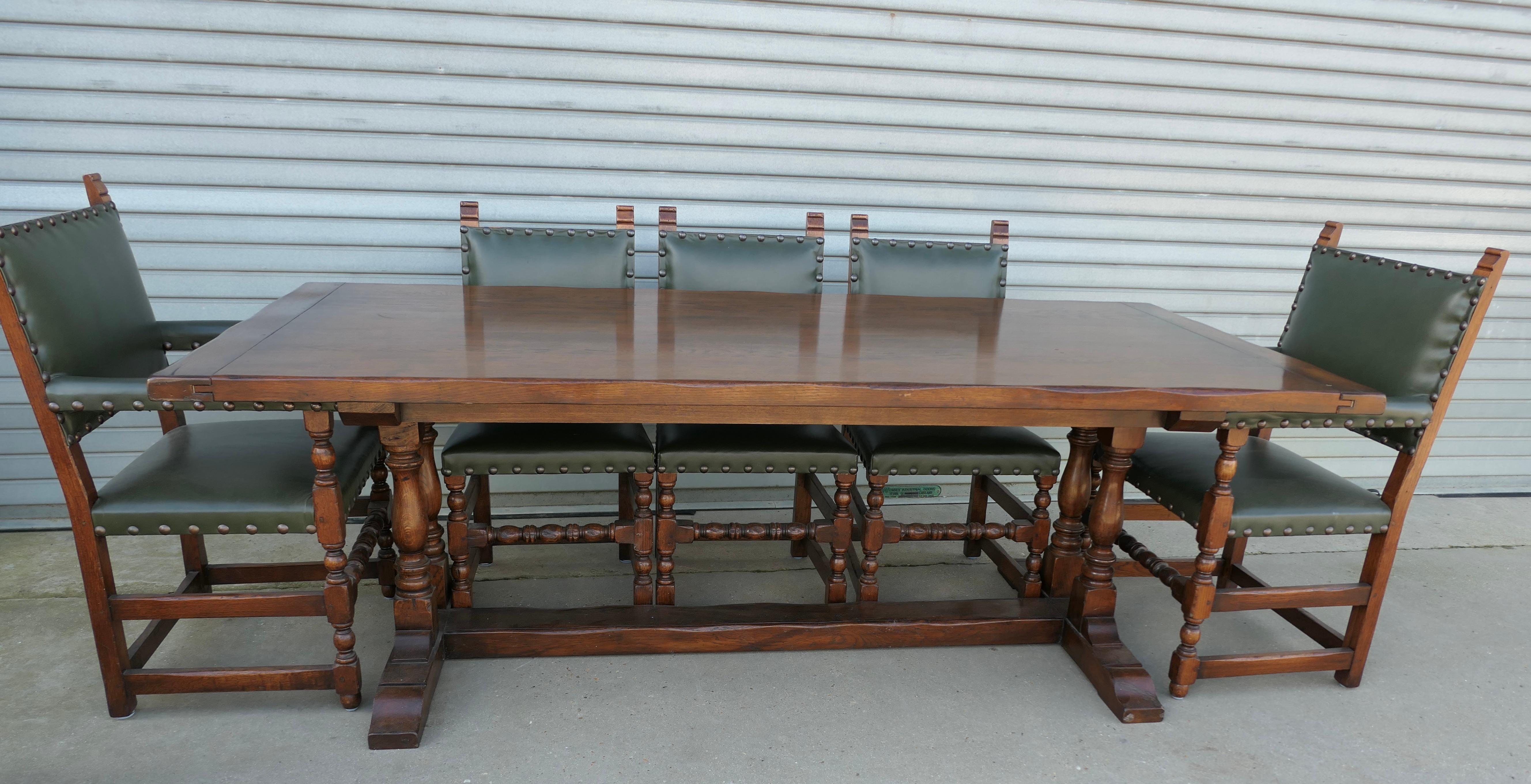 Mesa campestre de refectorio de roble con sillas de comedor de roble y cuero mediados del siglo XX en venta