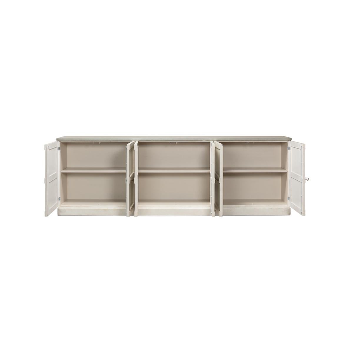 Off White and Gray bemaltes Sideboard im Landhausstil (Rustikal) im Angebot