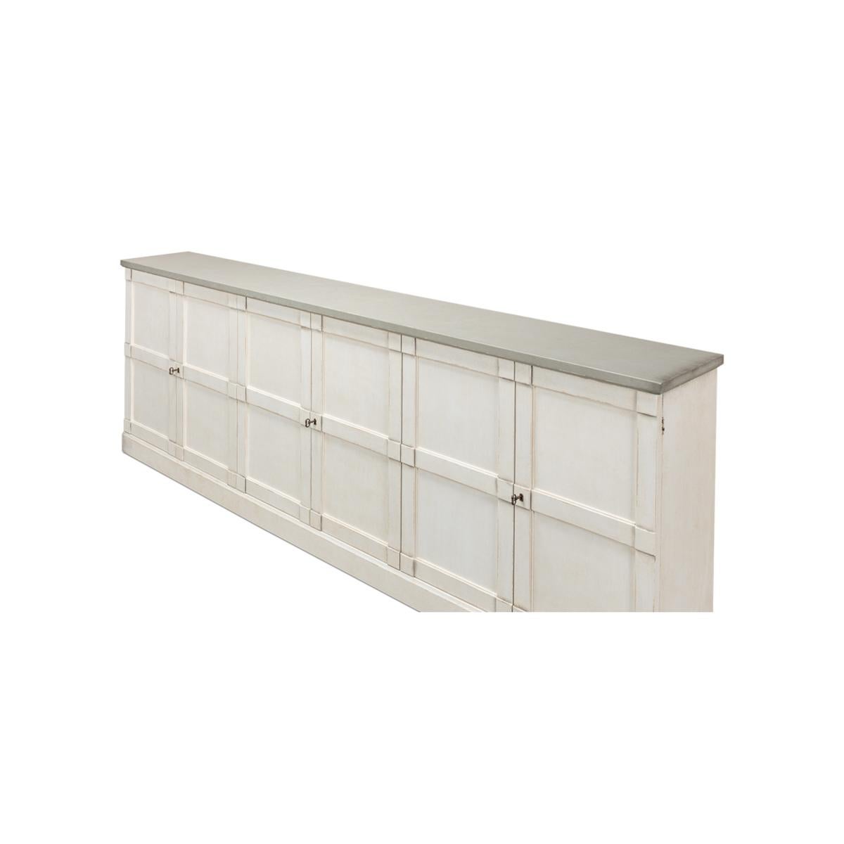 Off White and Gray bemaltes Sideboard im Landhausstil (Asiatisch) im Angebot