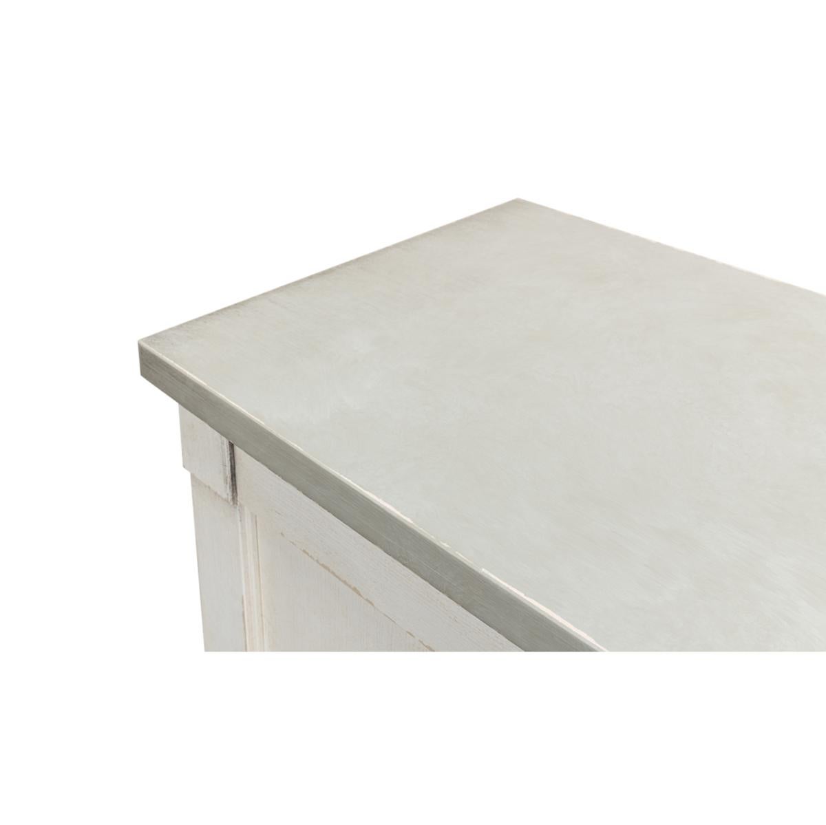 Off White and Gray bemaltes Sideboard im Landhausstil im Zustand „Neu“ im Angebot in Westwood, NJ