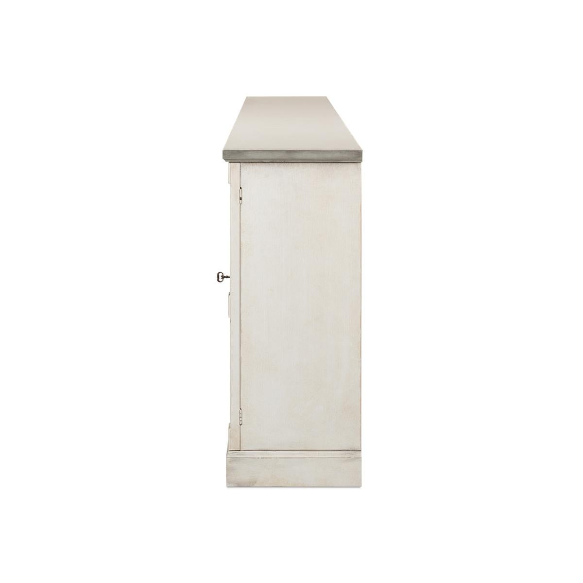 Off White and Gray bemaltes Sideboard im Landhausstil (21. Jahrhundert und zeitgenössisch) im Angebot