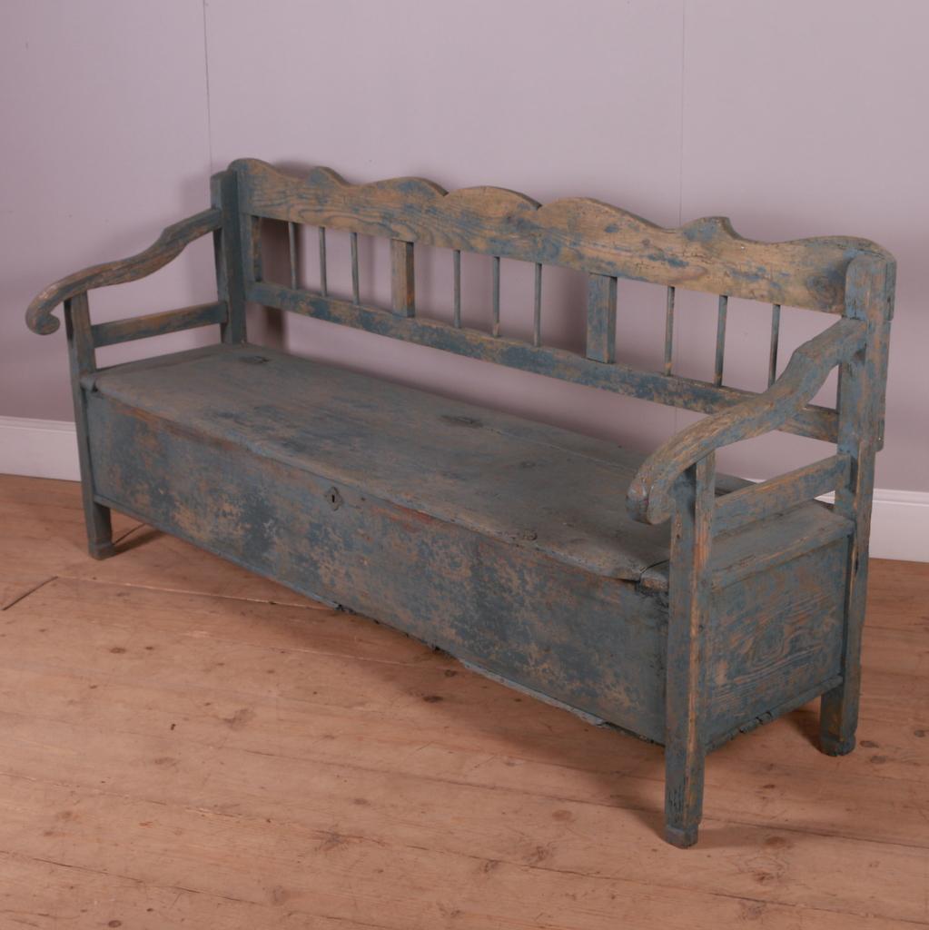 Good 19th C country painted settle. 1840.
Seat height is 18