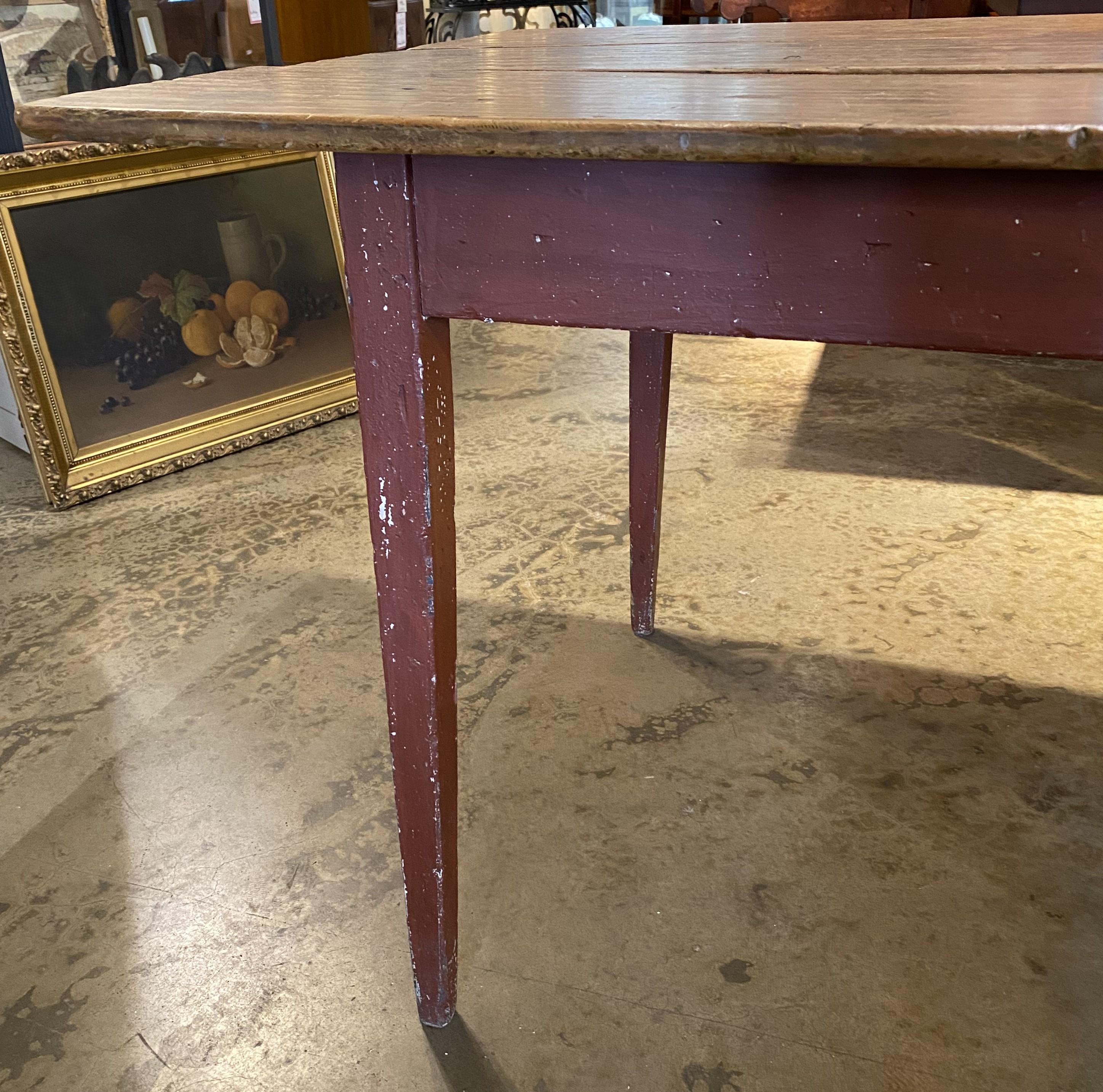Américain Table de salle à manger Country Pine Harvest avec base peinte en rouge en vente