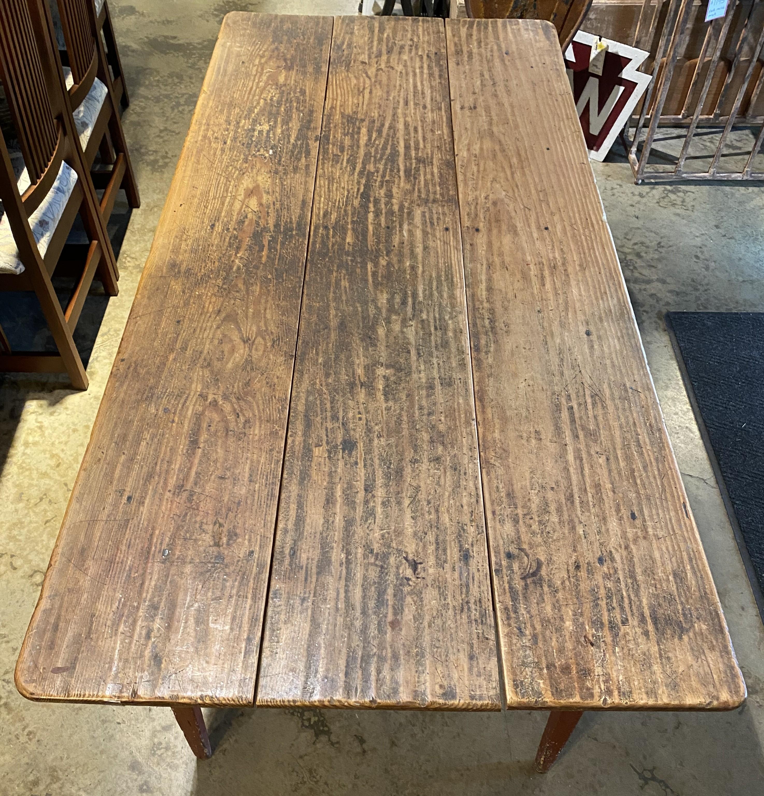 Table de salle à manger Country Pine Harvest avec base peinte en rouge Bon état - En vente à Milford, NH