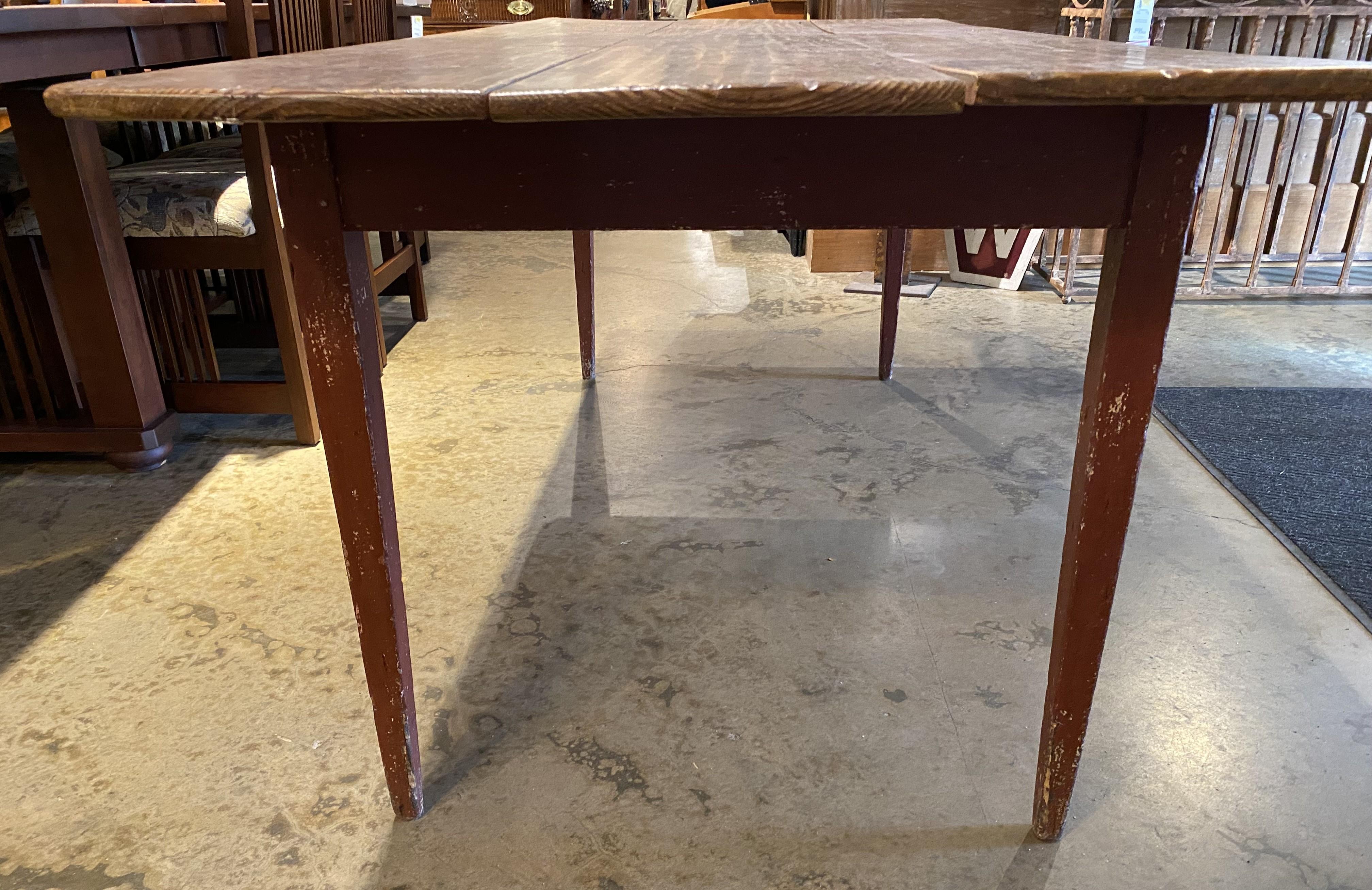 20ième siècle Table de salle à manger Country Pine Harvest avec base peinte en rouge en vente