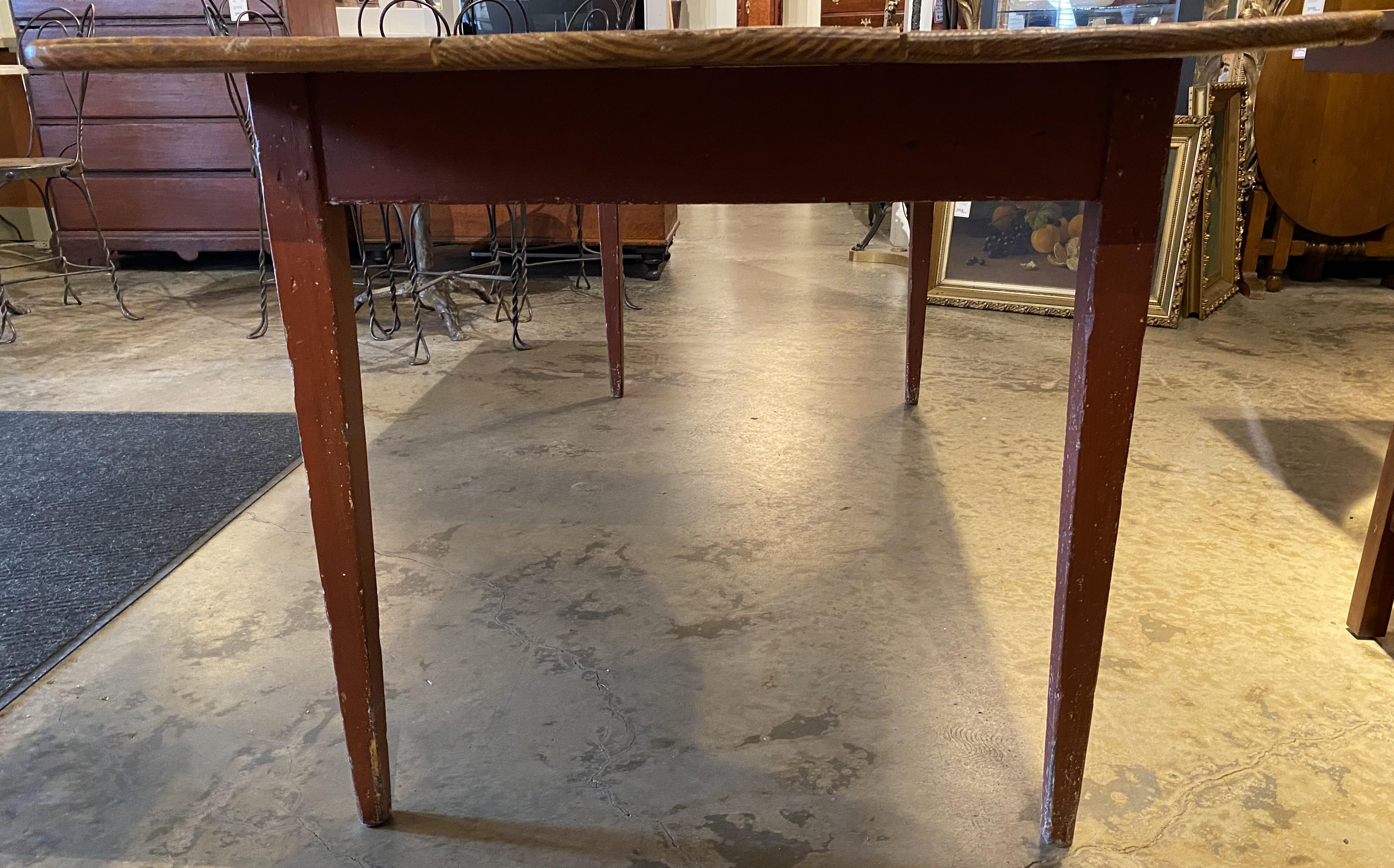 Table de salle à manger Country Pine Harvest avec base peinte en rouge en vente 1