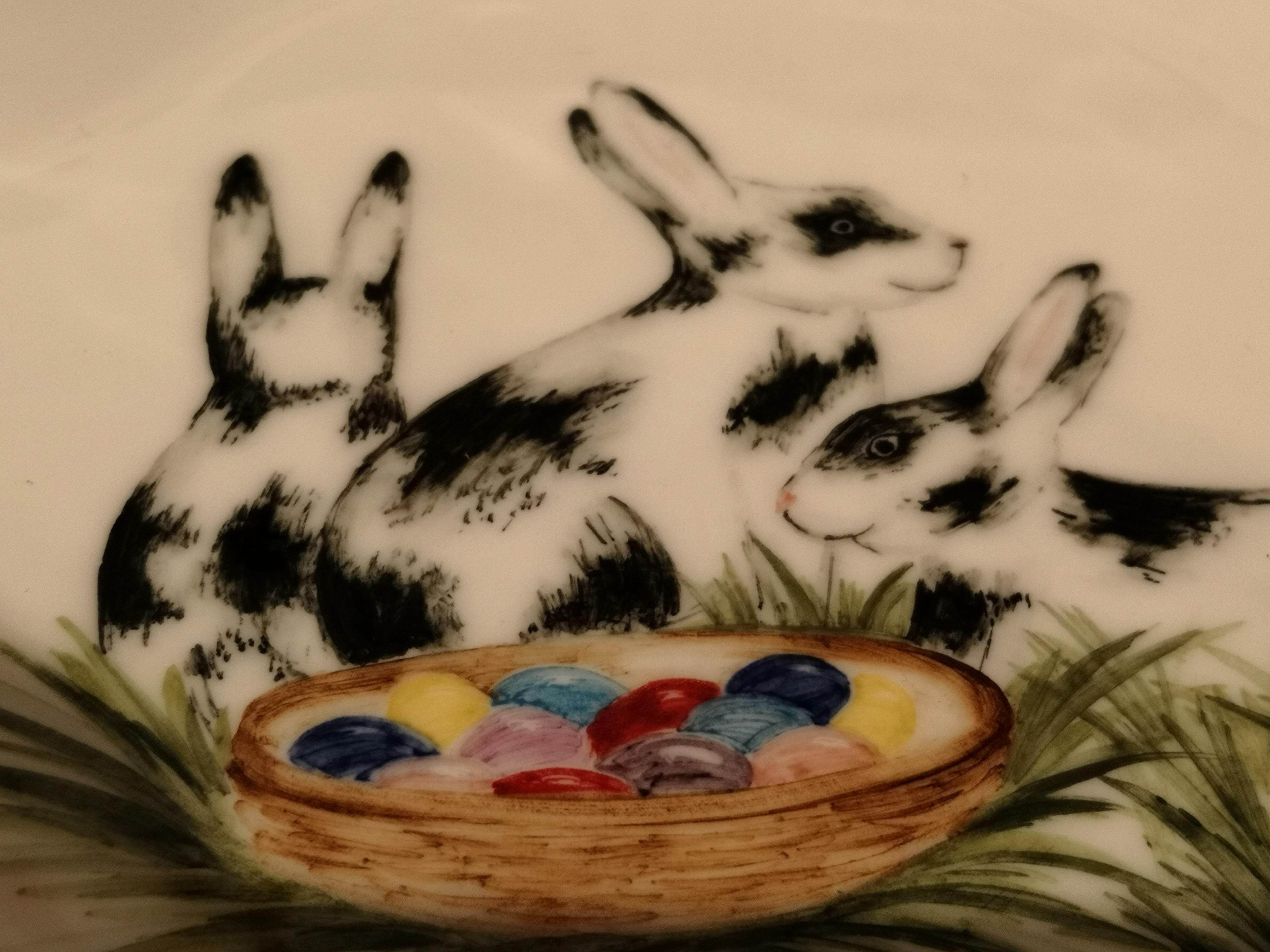 Große ovale Schale aus Porzellan, komplett handgefertigt. Die Schale ist freihändig mit einem hübschen Osterdekor mit Hasen in Schwarz und Weiß und bunten Eiern im Landhausstil bemalt. Umrandet mit einer feinen 24-karätigen Goldlinie.
Handgefertigt