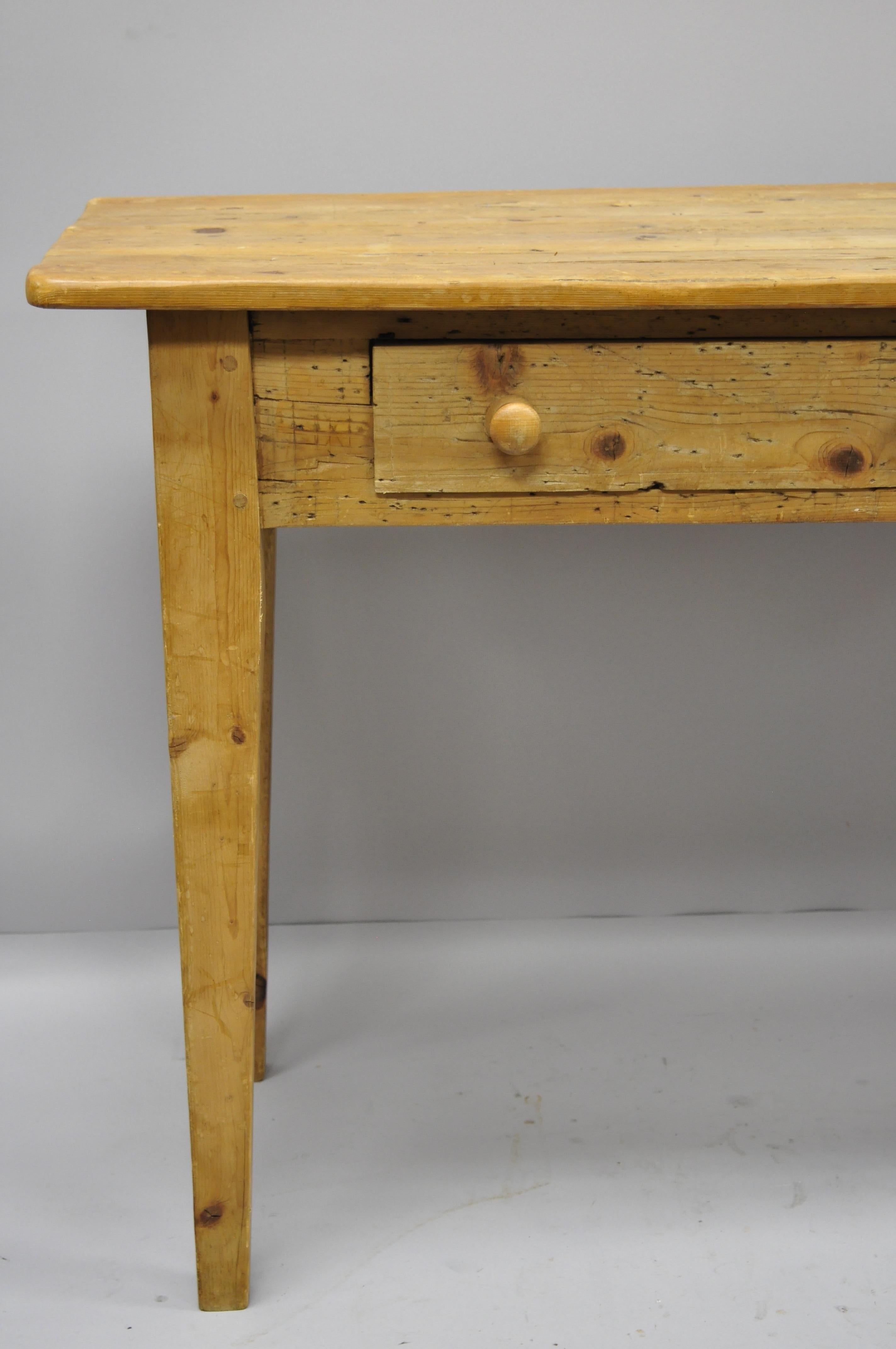 Country Primitive Long Distressed Pinewood Sideboard Buffet Console Table In Good Condition In Philadelphia, PA