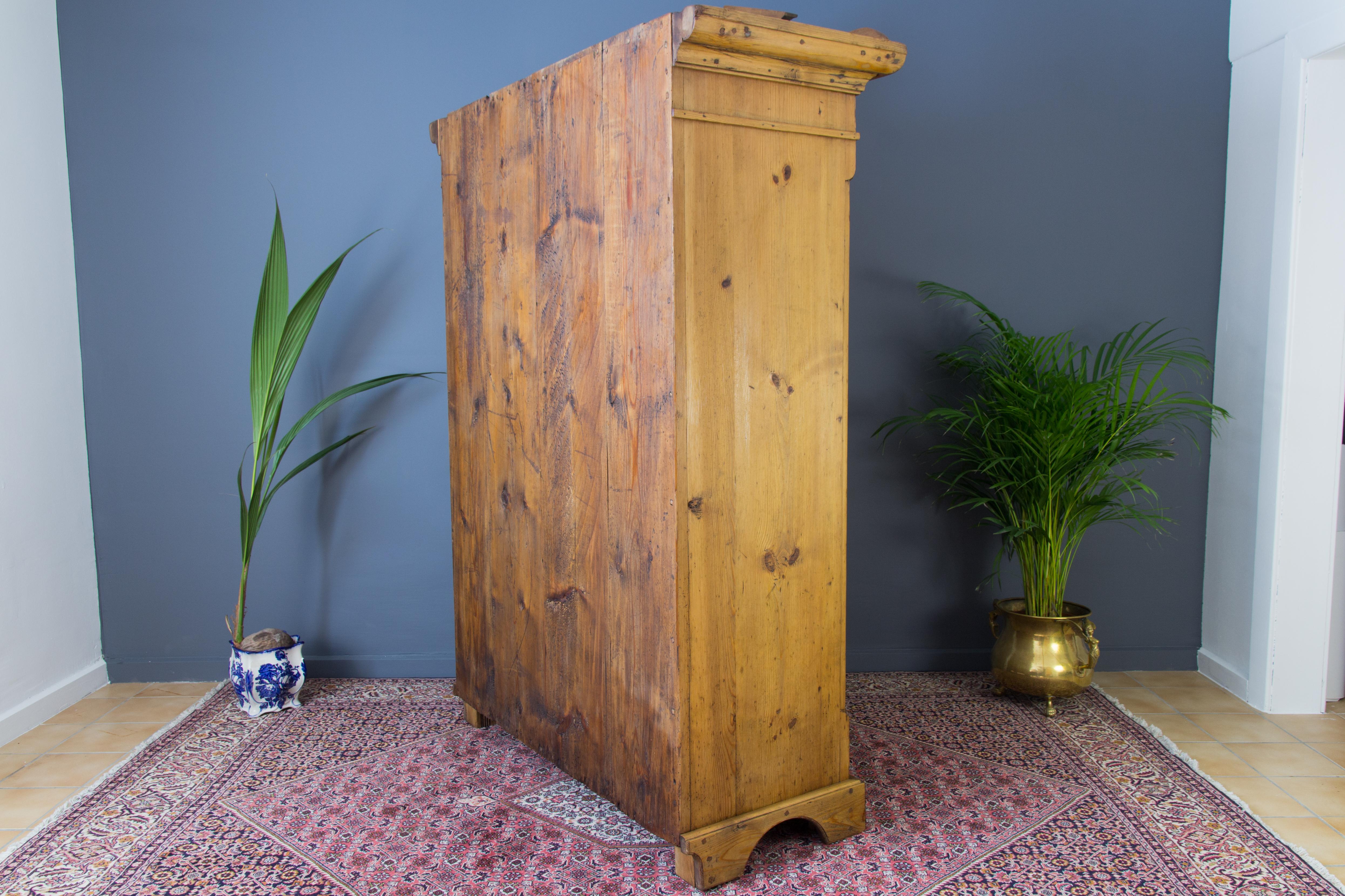 Country Style Baltic Pine Two-Door Armoire In Good Condition In Barntrup, DE