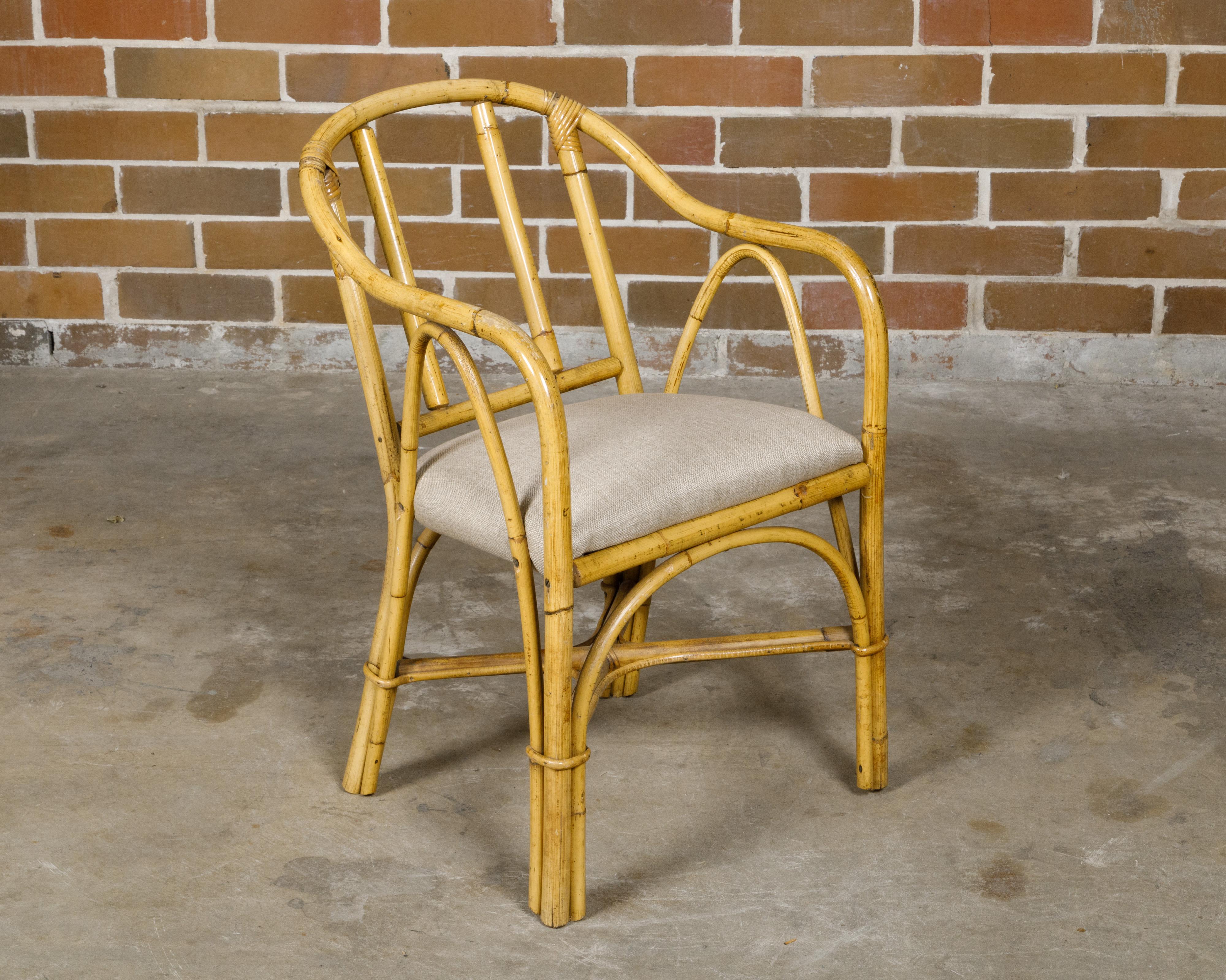 Una sedia di bambù country inglese del 1920 circa con seduta imbottita su misura e aspetto rustico. Nata in Inghilterra intorno al 1920, questa affascinante sedia in bambù emana un'eleganza rustica e un fascino senza tempo. La struttura in bambù