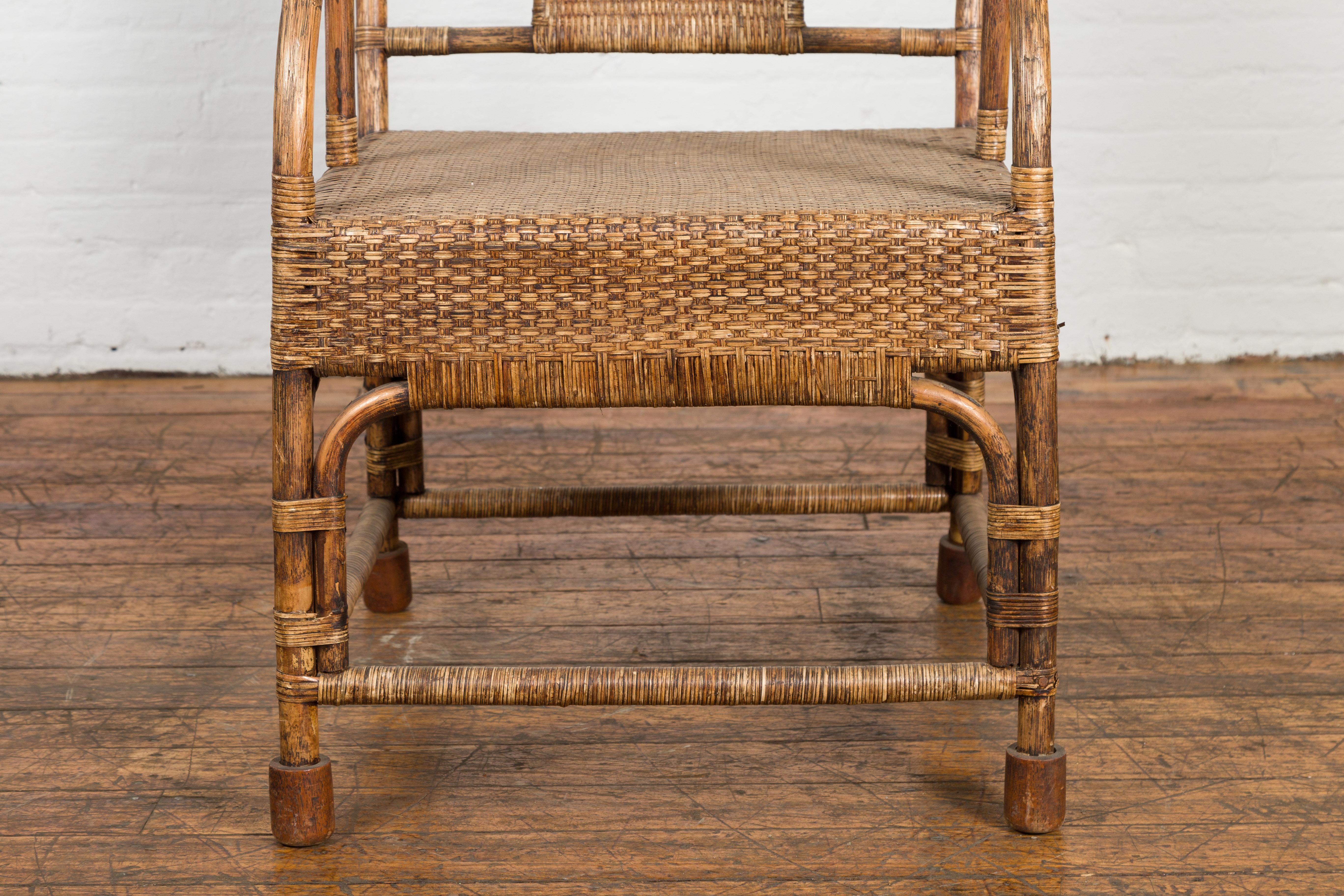 Tissé à la main Fauteuil vintage en rotin tissé à la main de style campagnard avec dossier arrondi en vente