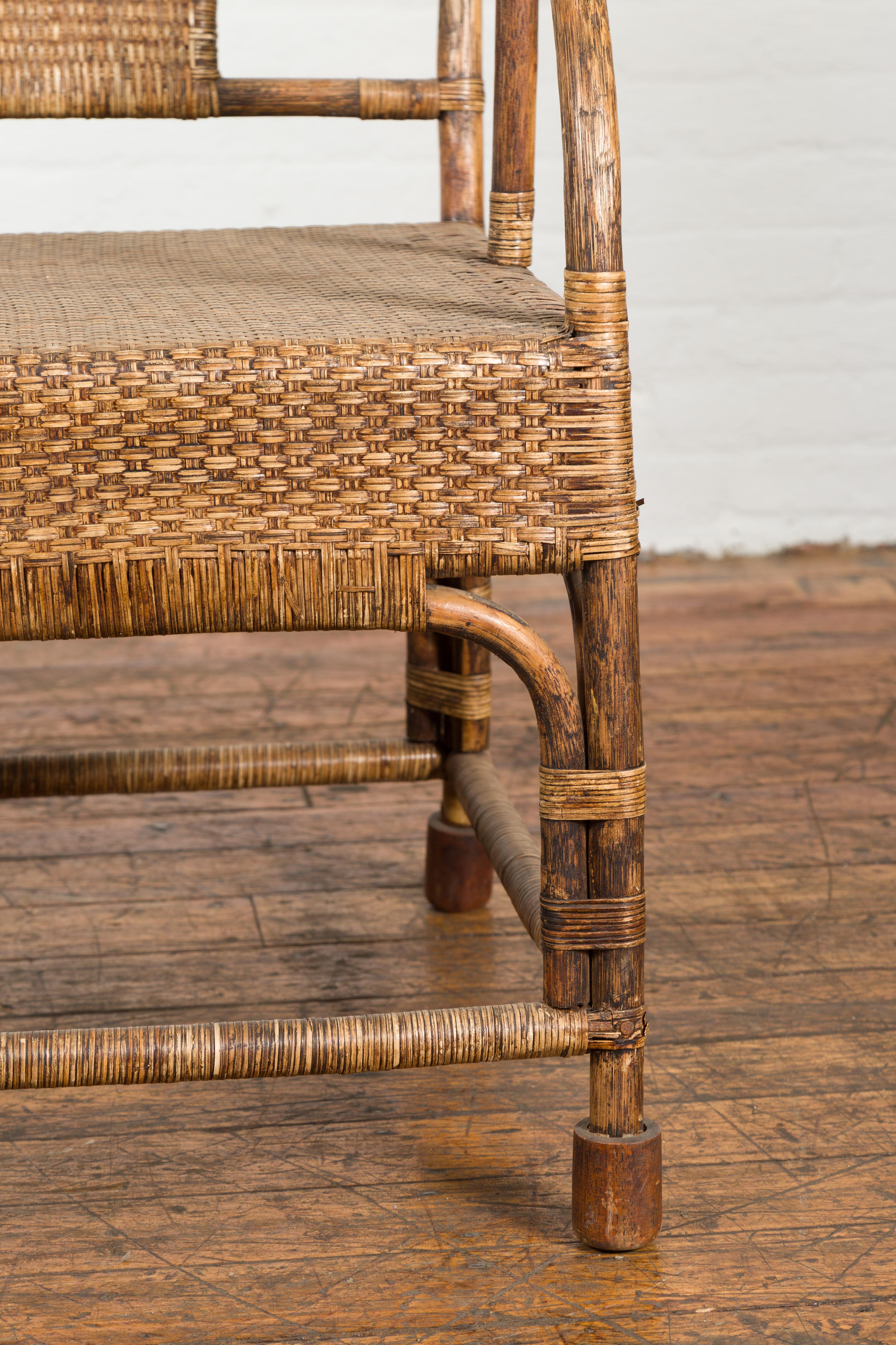 Bambou Fauteuil vintage en rotin tissé à la main de style campagnard avec dossier arrondi en vente