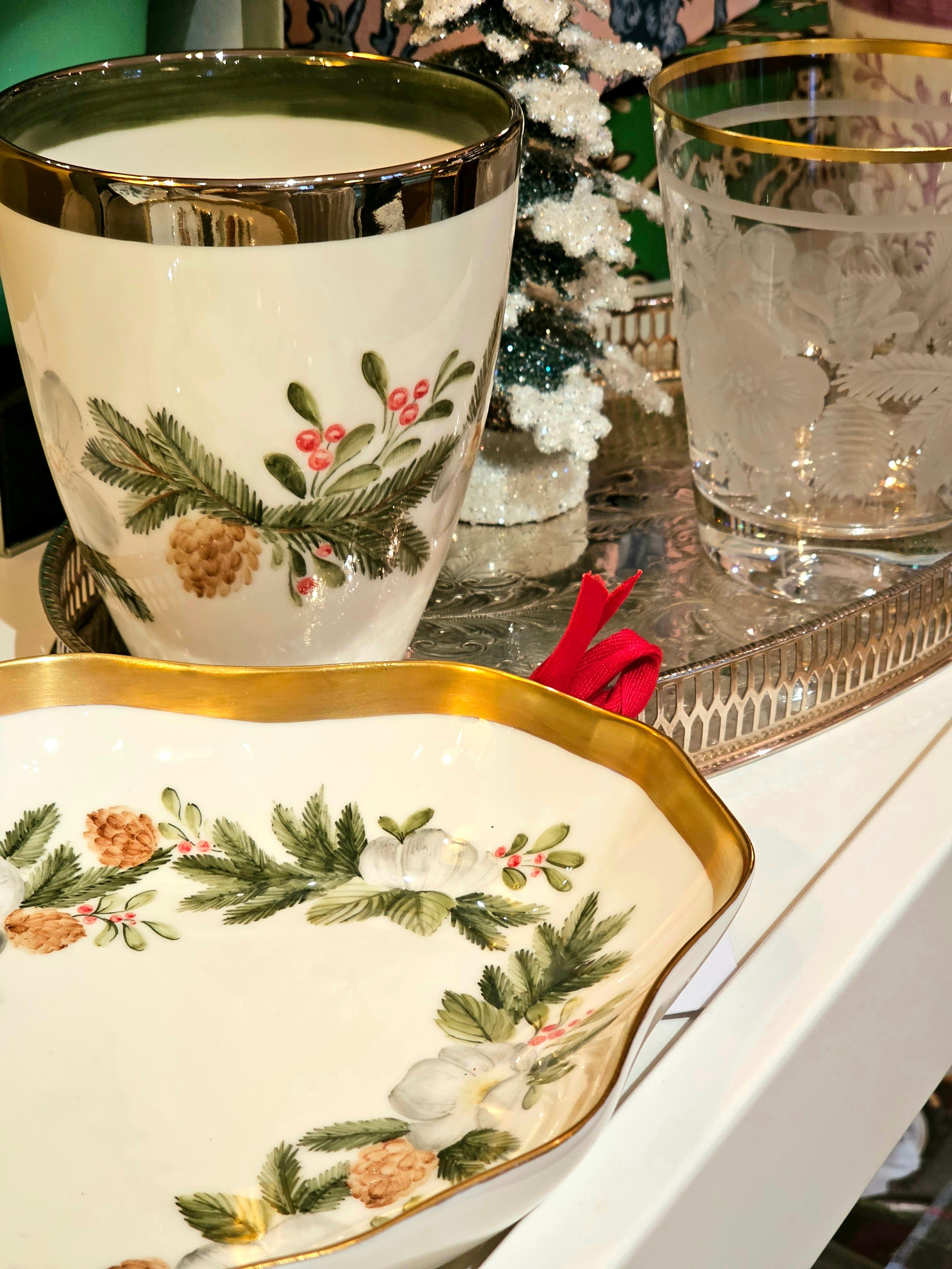 Completely handmade porcelain pastry dish hands-free painted with a charming christmas garlande with a christmas roses and fir. Rimmed by hand with a fine 24 carat gold line. Handmade in Bavaria / Germany.
About Sofina porcelain:
Based on the