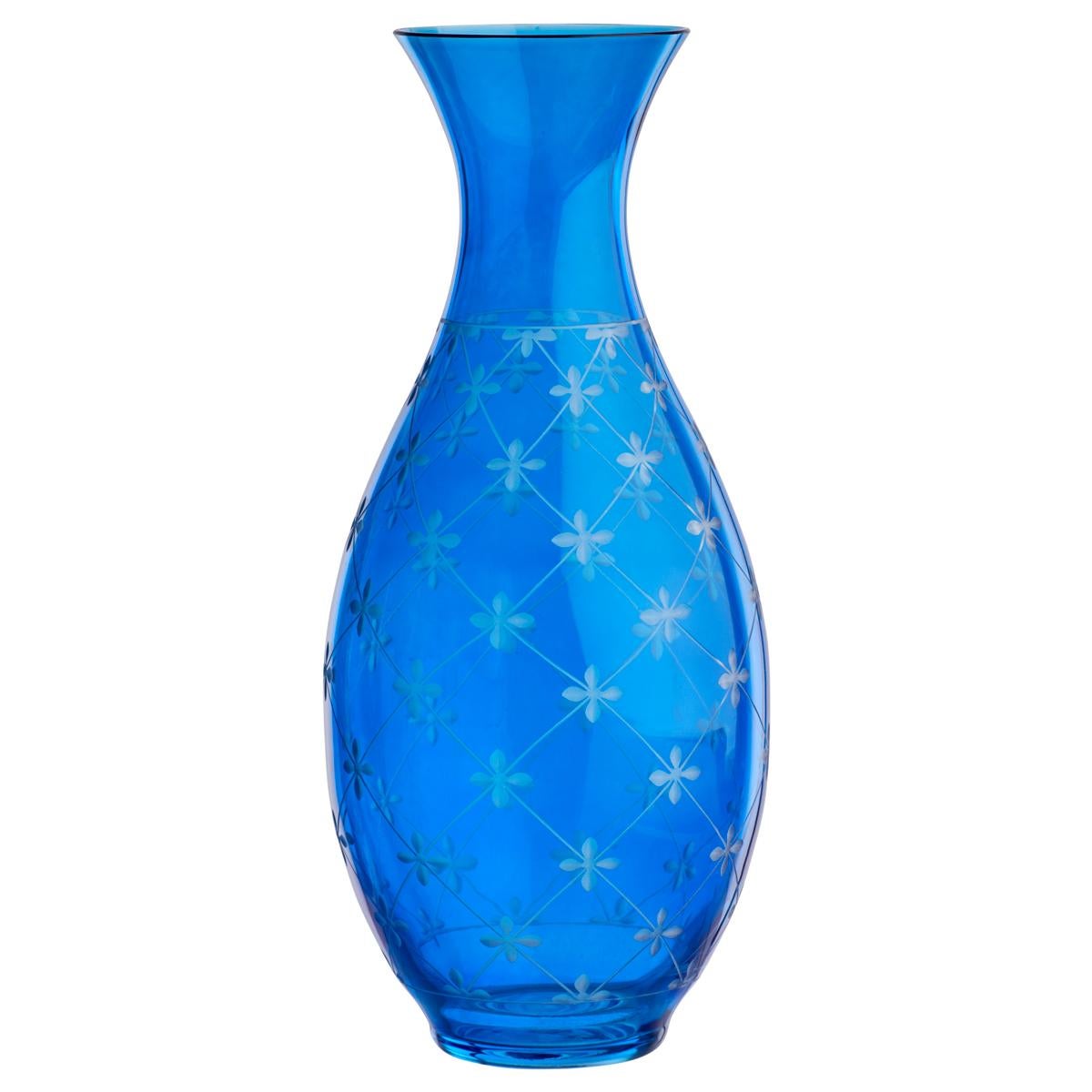 Jarra soplada a mano en cristal morado con una decoración gráfica grabada a mano alrededor. Hecho a mano en Baviera para Sofina Boutique Kitzbühel Austria. Hay disponibles vasos a juego. Se puede pedir en diferentes colores. El cristal coloreado no