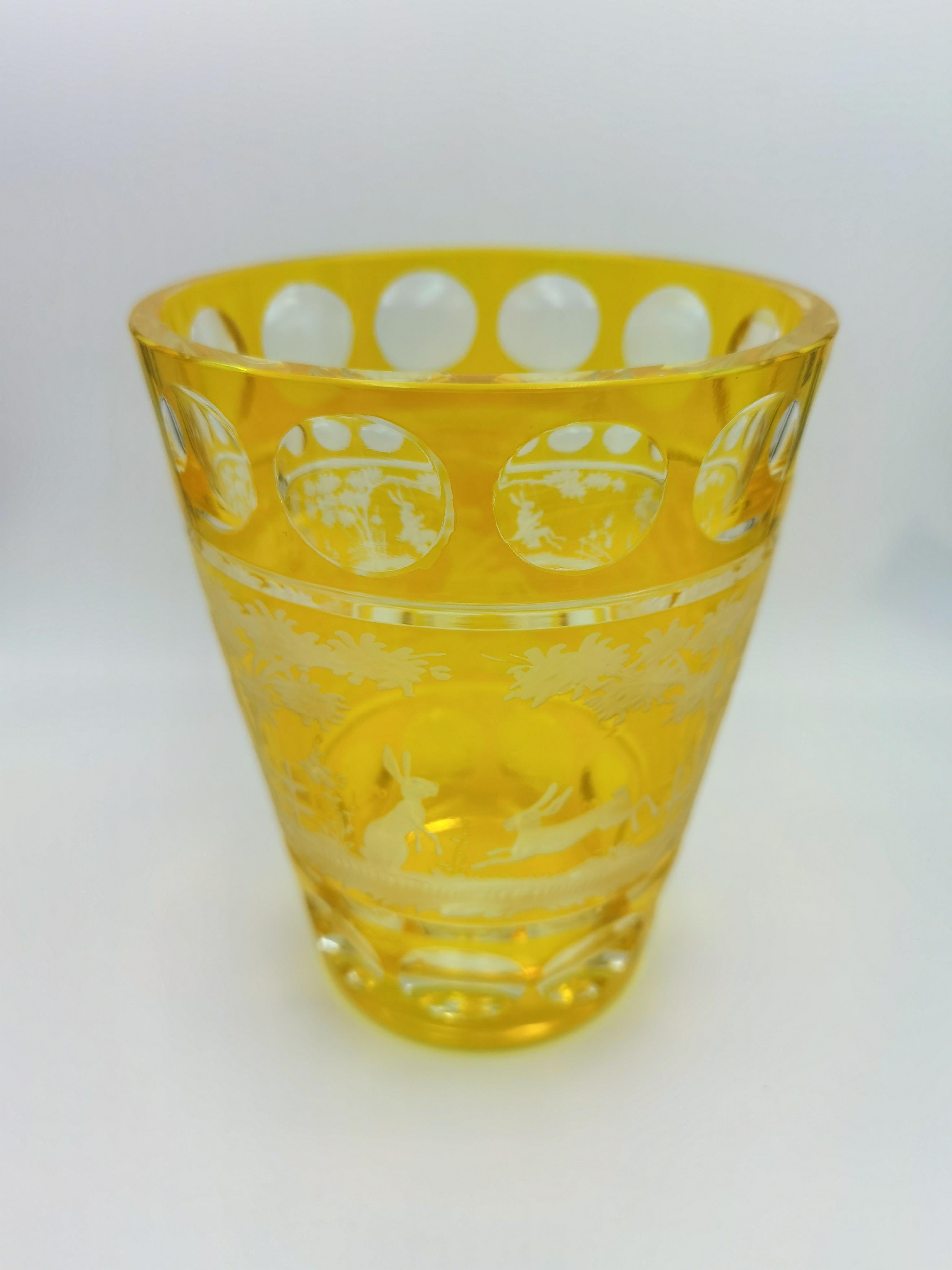 Vase aus mundgeblasenem Kristall in gelbem Glas mit Osterdekor im Landhausstil. Die Blätter, der Hase und die Bäume werden von Glaskünstlern in Bayern/Deutschland handgraviert. Das hier gezeigte Glas ist gelb und kann in verschiedenen Farben wie