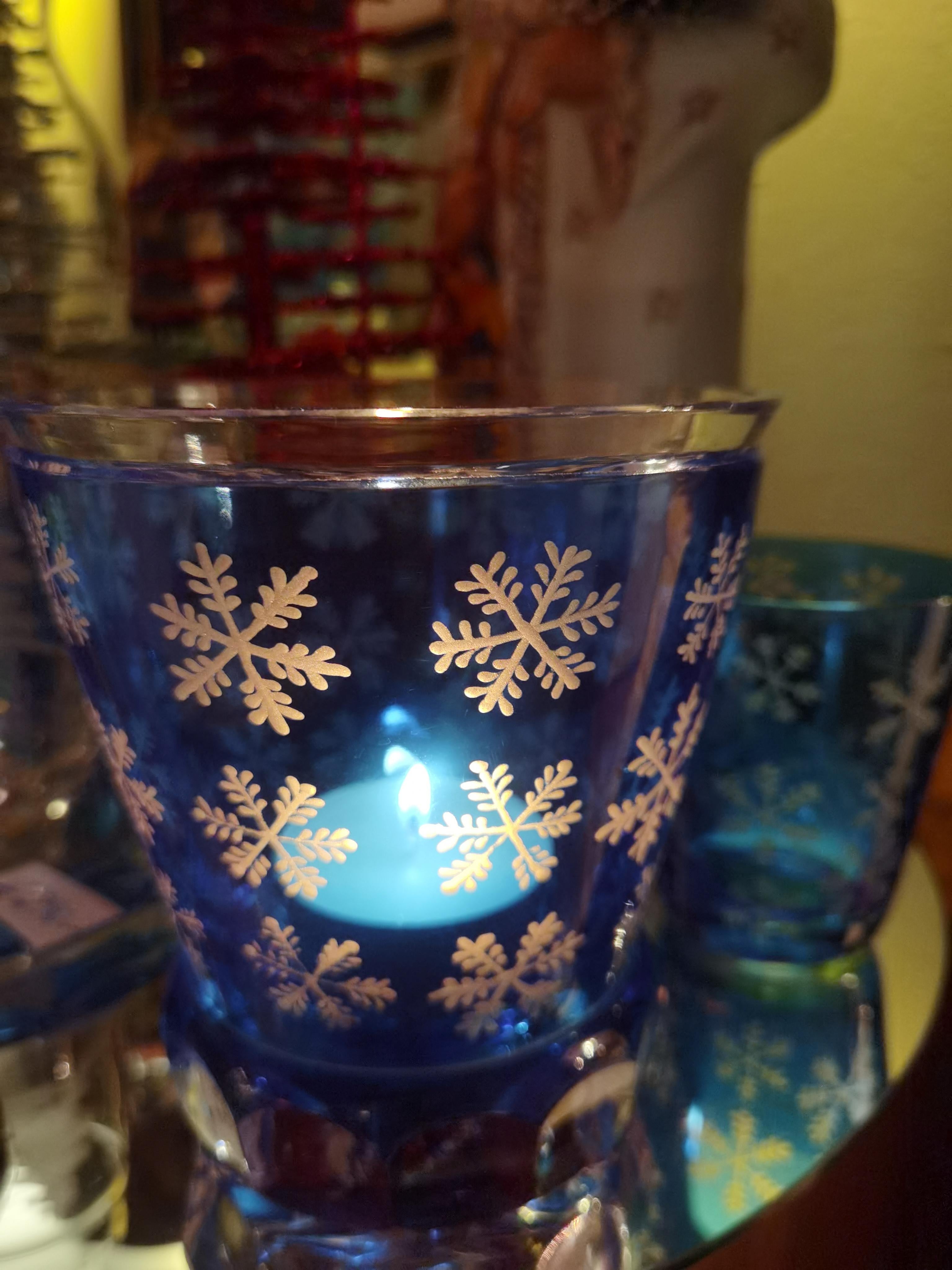 Fatto a mano Vaso di cristallo in stile country con decorazioni invernali blu A. Winter Boutique Sofina Kitzbühel in vendita