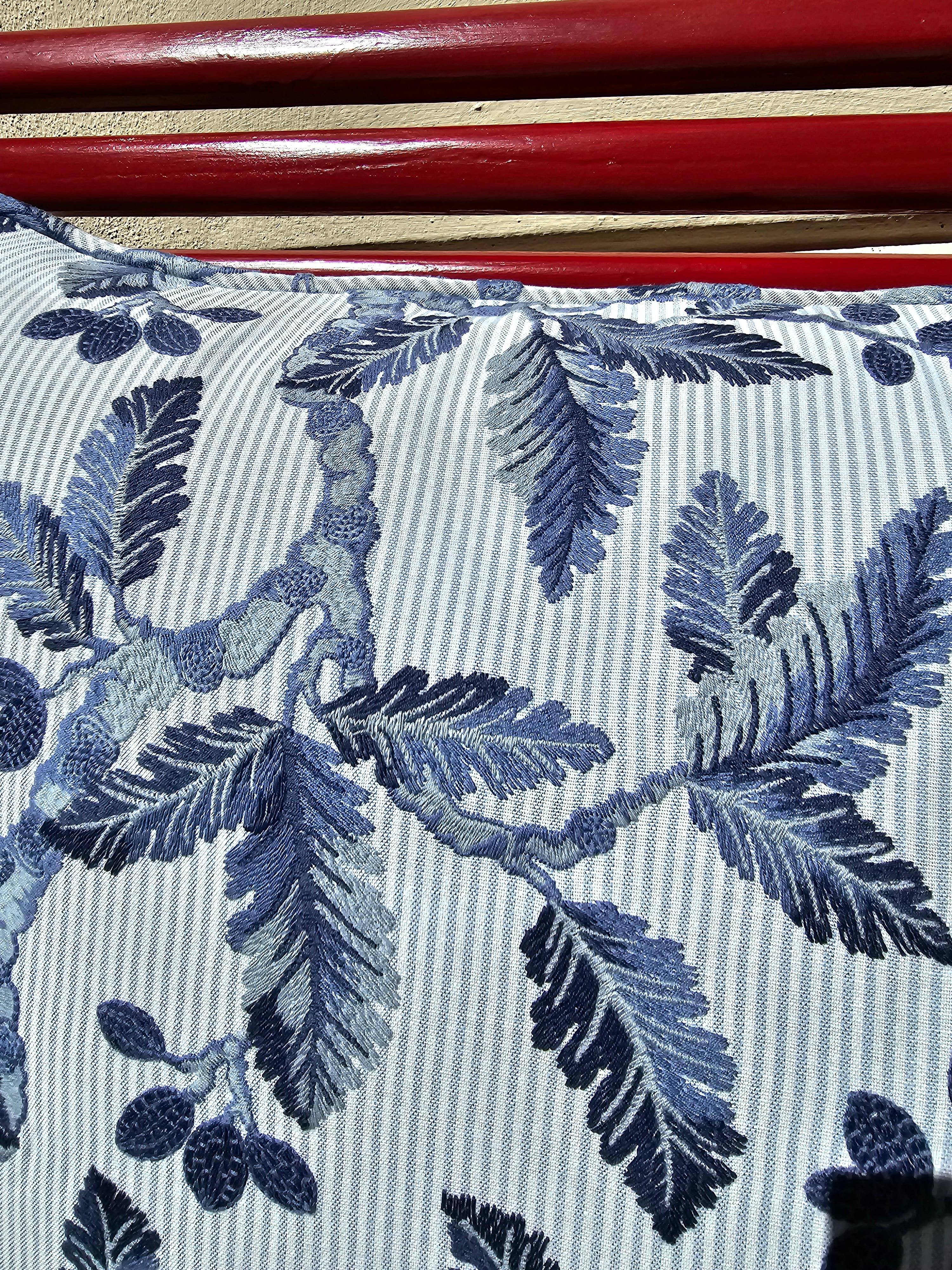 Coussin artisanal en tissu de coton de style champêtre avec un décor de fleurs cousues en bleu et blanc sur un fond rayé bleu et blanc. Fabriqué en Autriche. Rempli de plumes. Parfait pour combiner avec d'autres coussins comme des quckers ou des