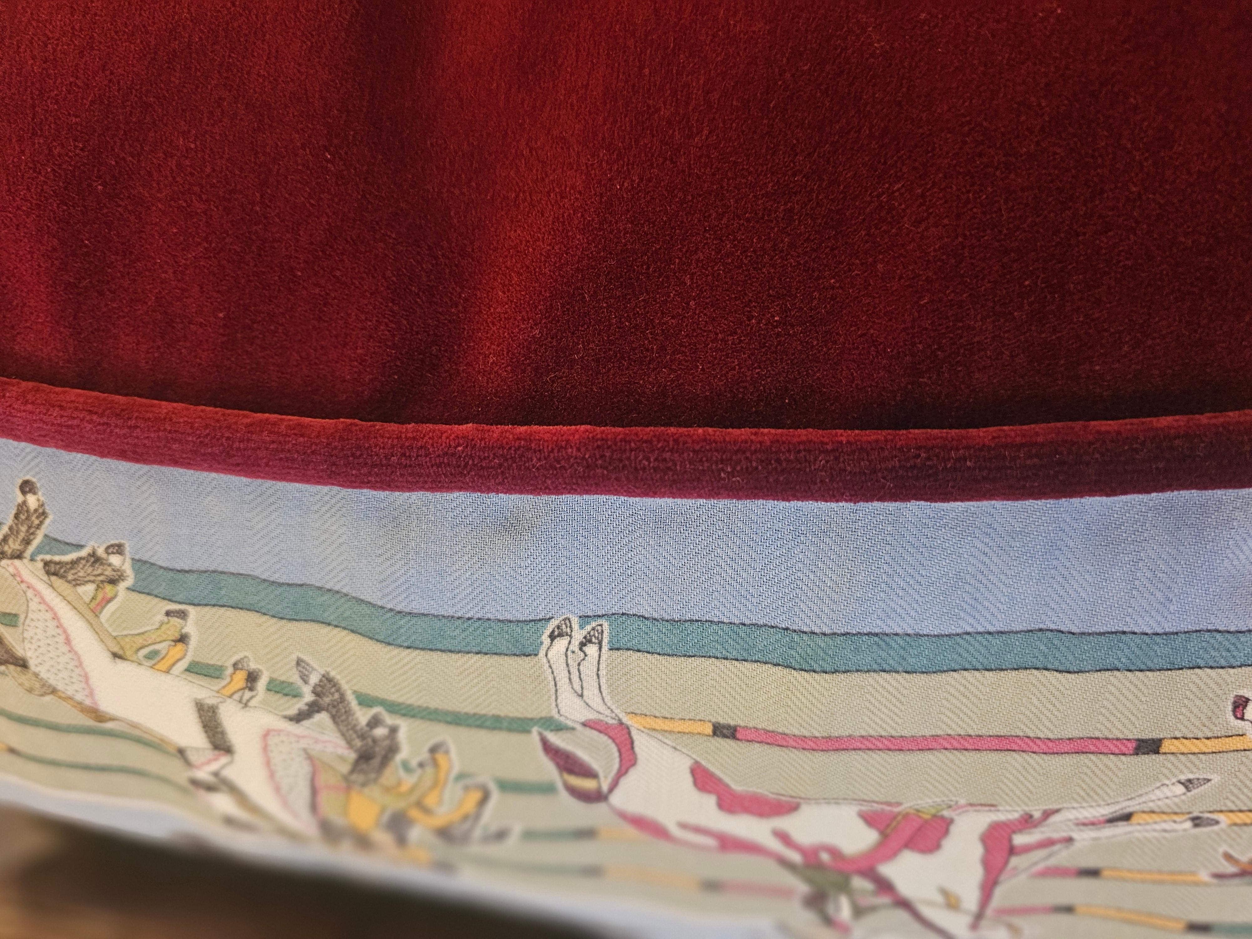 Large cushion in Country style made by Sofina Boutique Kitzbühel .
Made by hand from a cashmere carre Hermes design Pani a la Shar Pawnee, designed by Kermit Oliver in 1984. Backside red velvet.
Filled with 100% feathers.
Cashmere carre seize 90x90