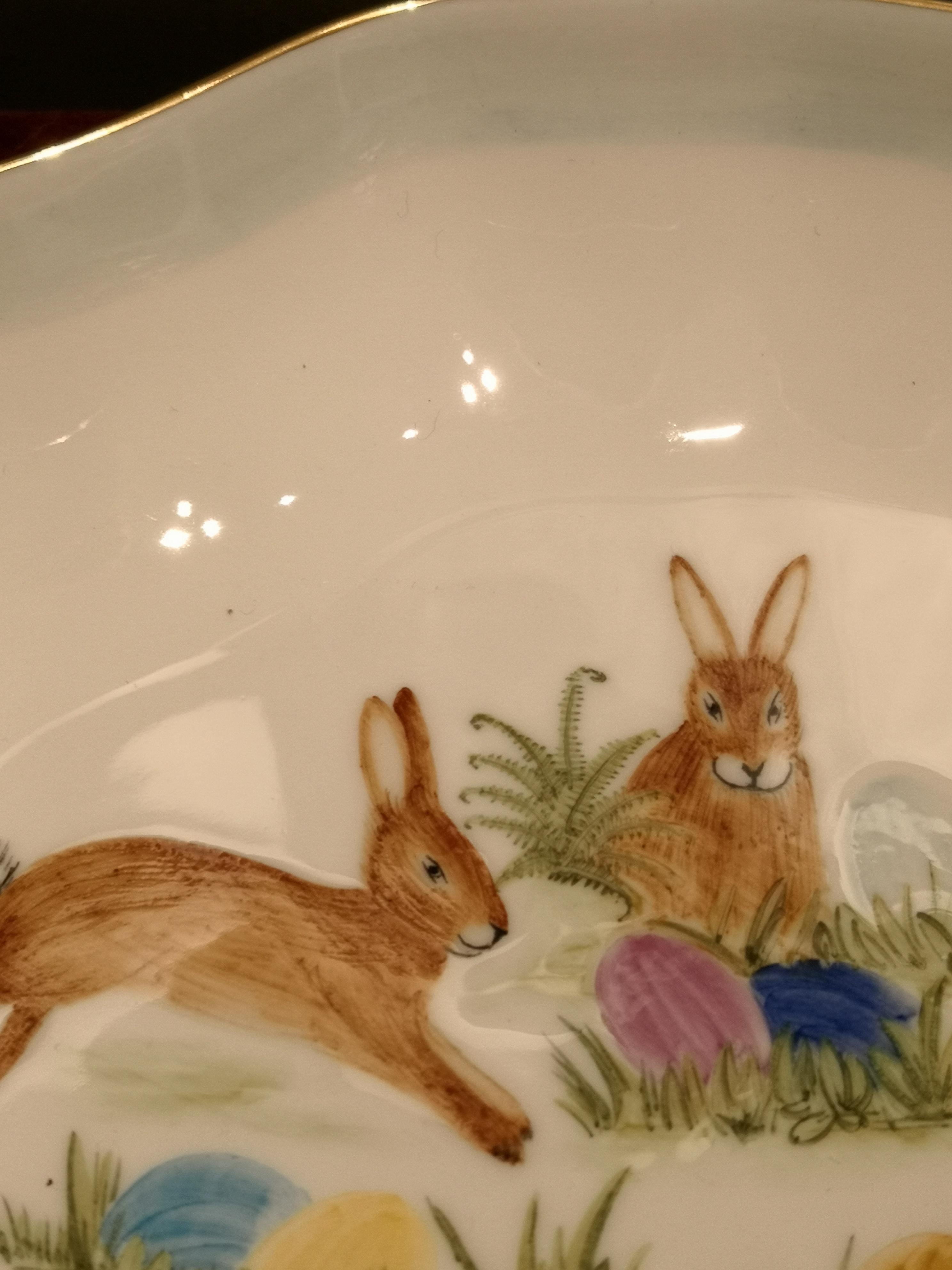 Ce plat à pâtisserie en porcelaine entièrement fait à la main est peint à la main avec un charmant décor de Pâques avec des lapins et des œufs colorés. Bordé à la main d'une fine ligne d'or 24 carats. Fabriqué à la main en Bavière / Allemagne.
À