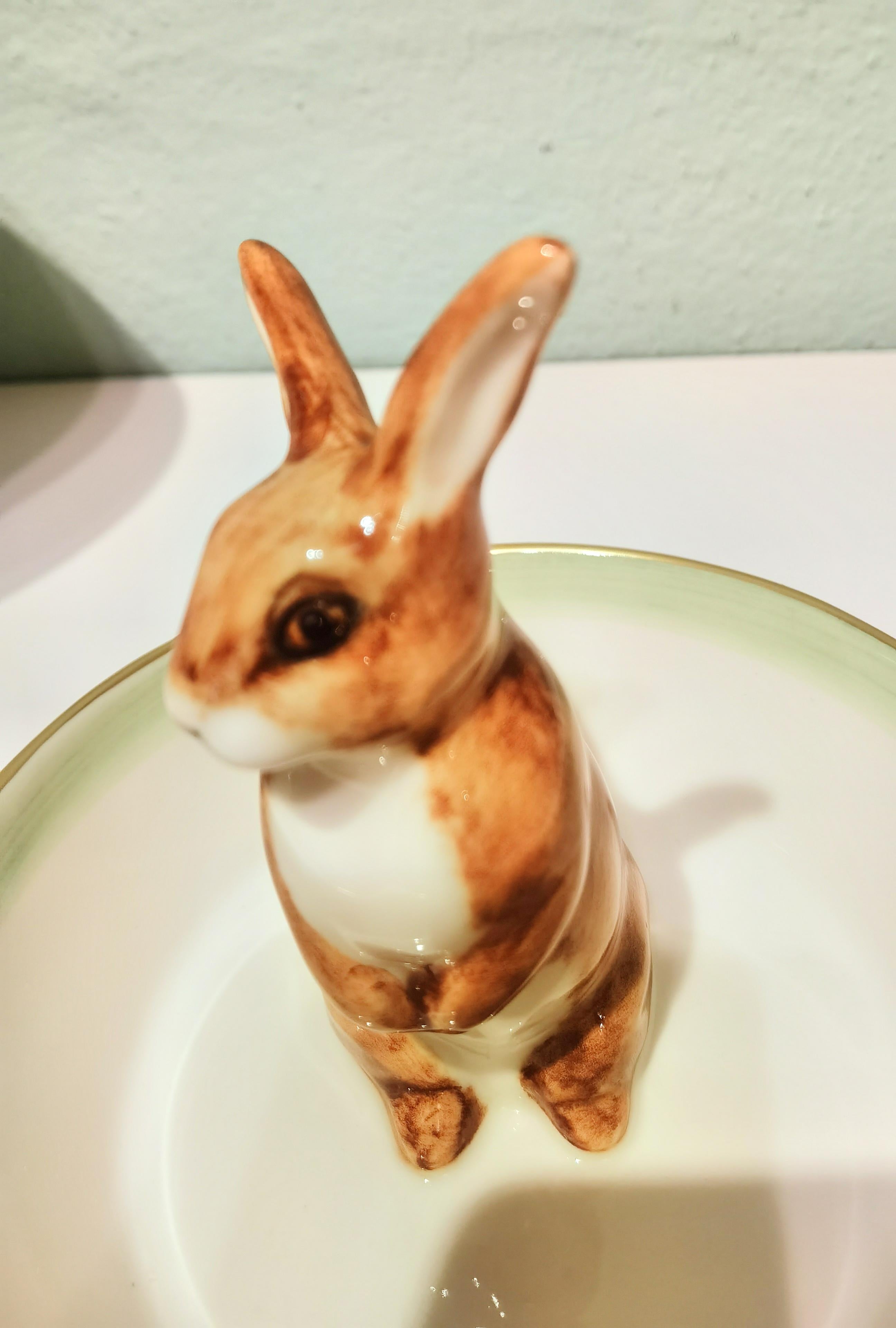Diese komplett handgefertigte Porzellan-Backform ist freihändig mit einem braun-weiß gemalten Kaninchen in der Mitte der Form bemalt. Von Hand umrandet mit einer grünen und feinen 24-Karat-Goldlinie. Handgefertigt in Bayern / Deutschland.
Über