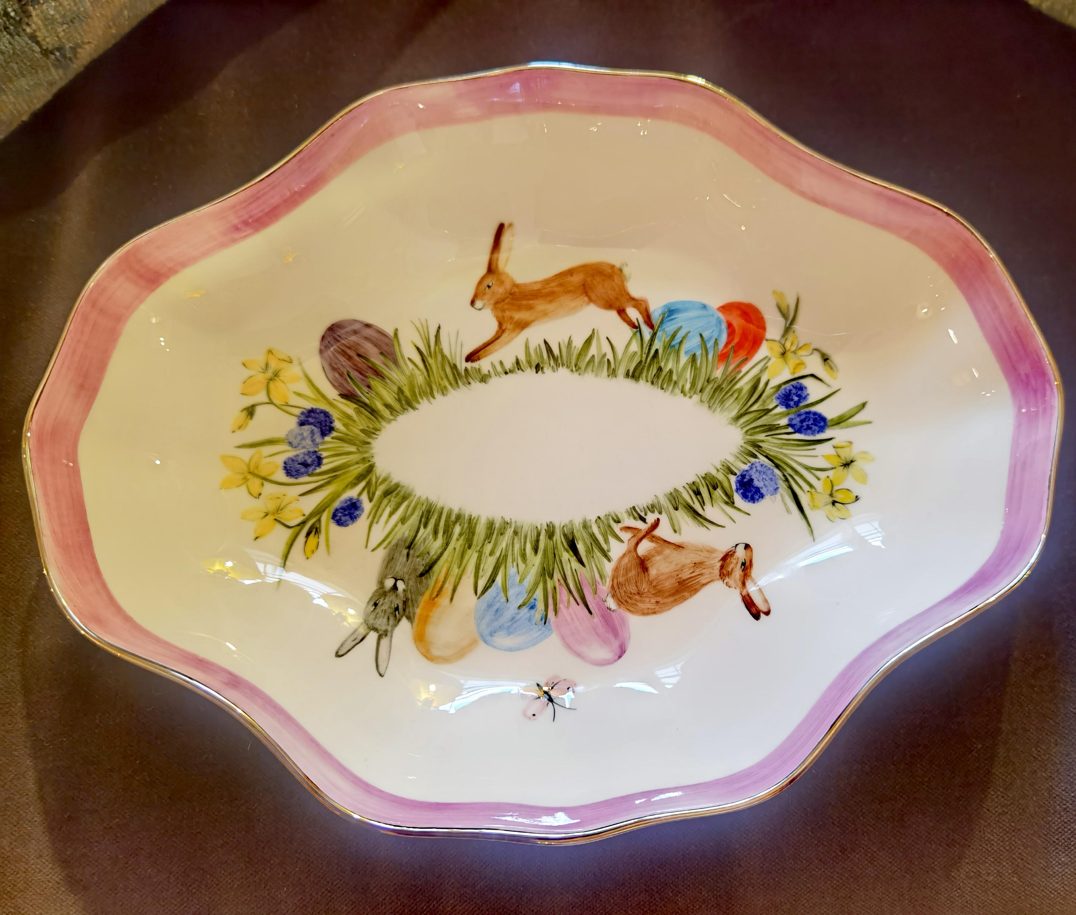 Ce plat à pâtisserie en porcelaine entièrement fait à la main est peint à la main avec un charmant décor de Pâques avec des lapins et des œufs colorés. Bordé à la main d'une ligne en platine. Fabriqué à la main en Bavière / Allemagne.
À propos de