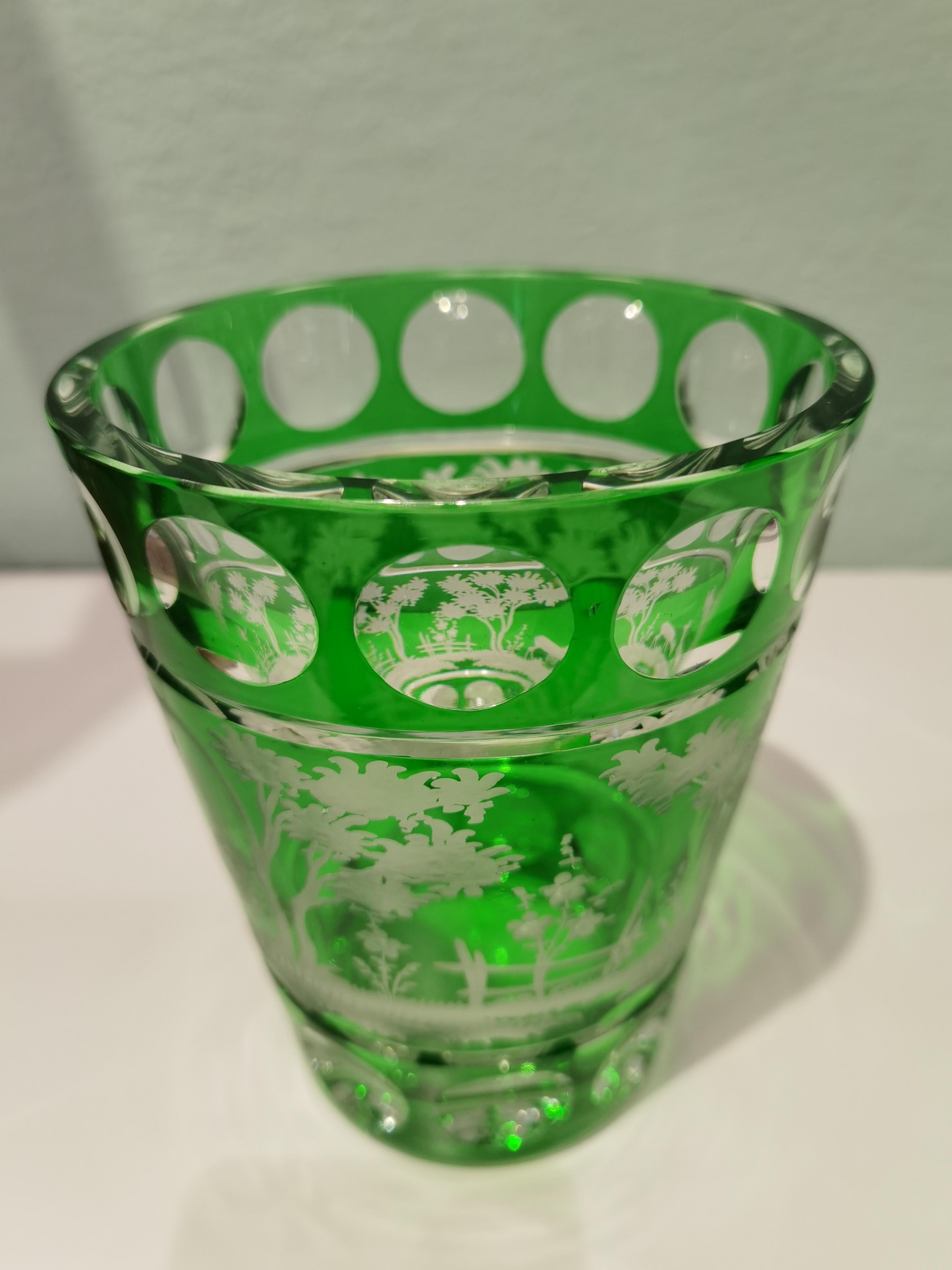 Handgeblasene Vase aus östlichem Kristall in grünem Glas mit Landhausdekor rundherum. Die Blätter, der obere Hase und die Hirsche sind von Glaskünstlern in Bayern/Deutschland von Hand graviert. Das hier gezeigte Glas ist in einer grünen Farbe