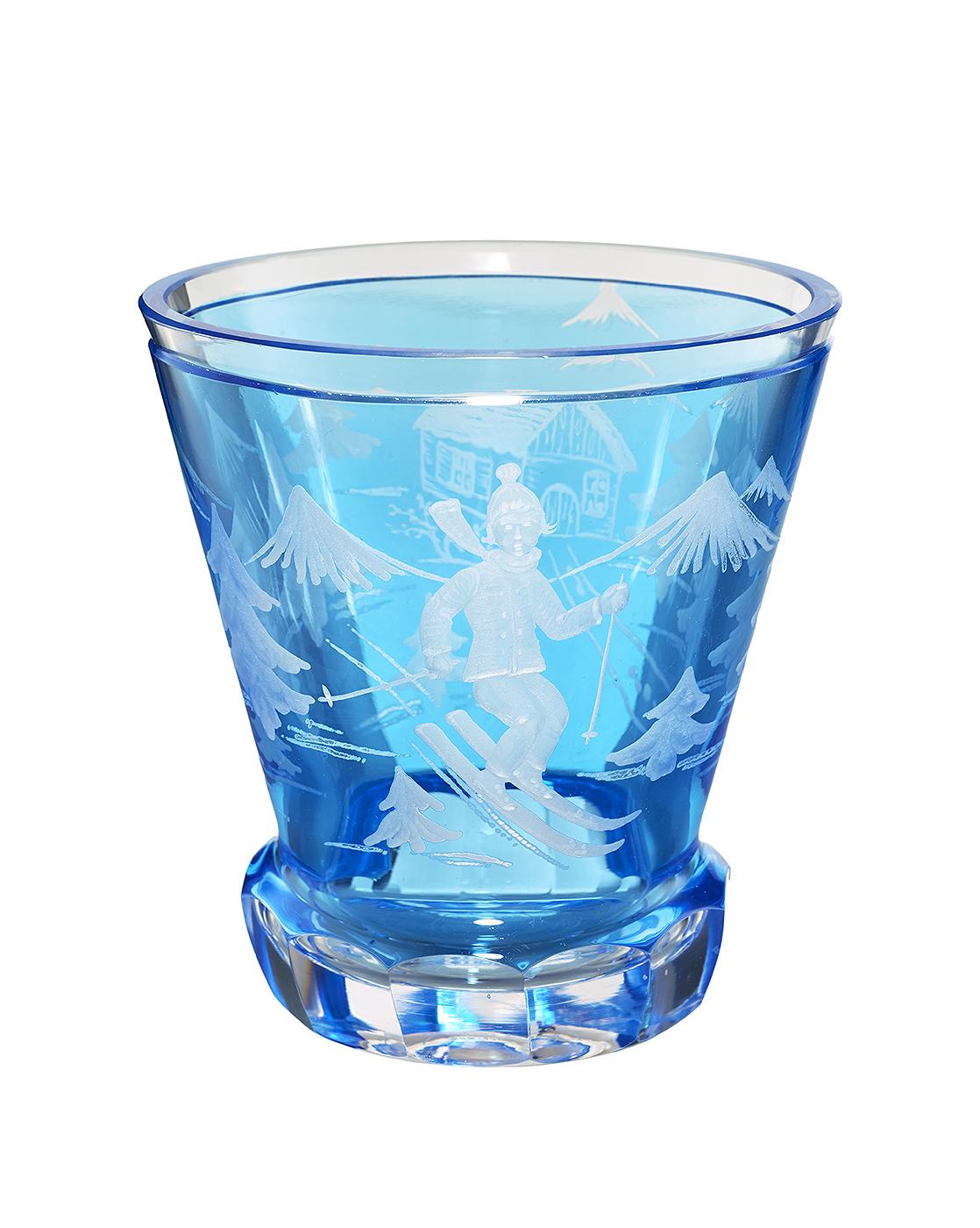 Allemand Sofina Boutique carafe en cristal allemand de style campagnard bleu avec décor de ski en vente
