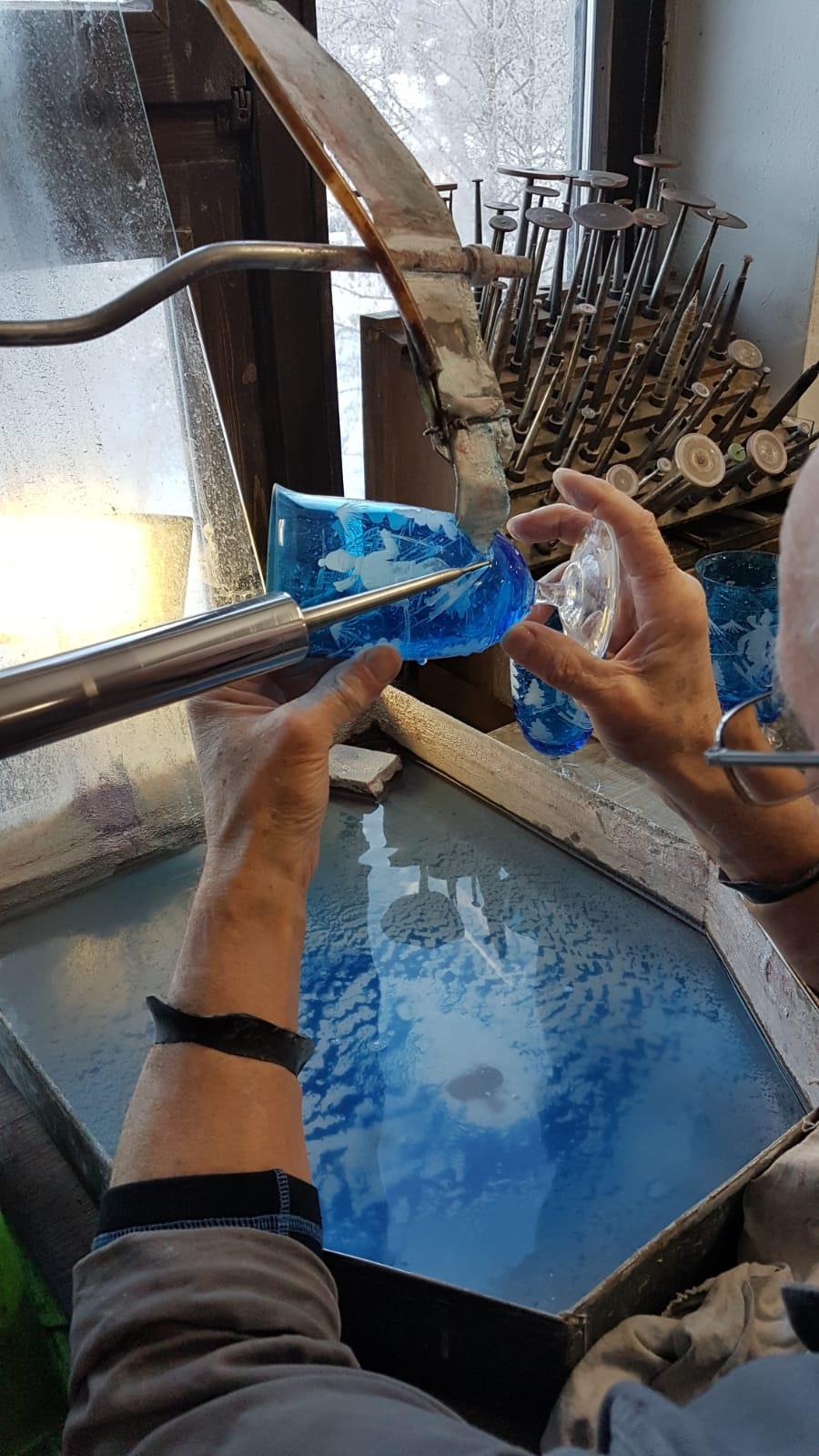 XXIe siècle et contemporain Sofina Boutique carafe en cristal allemand de style campagnard bleu avec décor de ski en vente