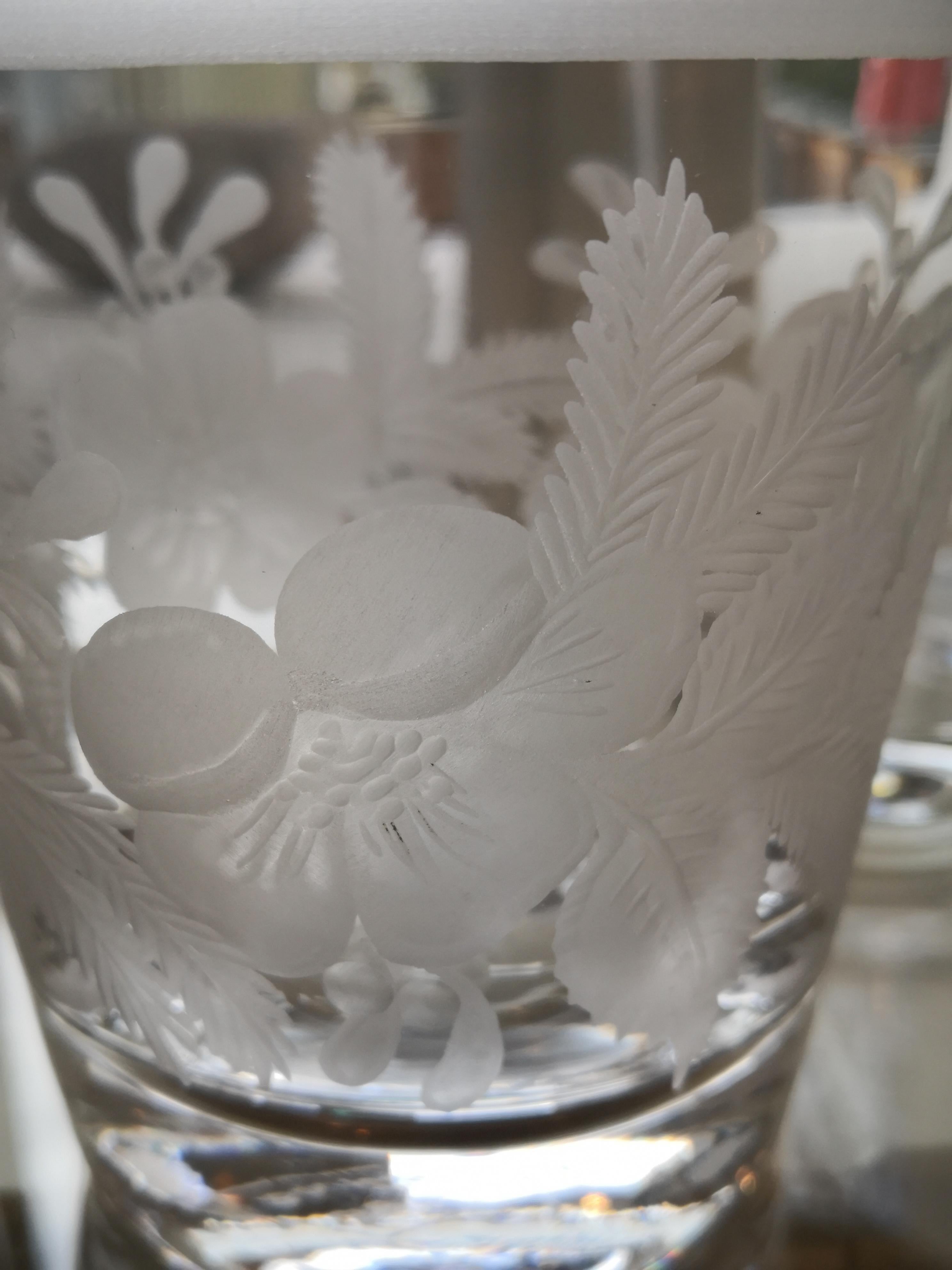 Vase/Laterne aus mundgeblasenem Kristall in Klarglas. Handgeschnitzt und mundgeblasen von deutschen Glaskünstlern mit einem weihnachtlichen Dekor rundherum und verziert mit einem handbemalten 24-karätigen Goldrand. Eine freihändig gravierte,