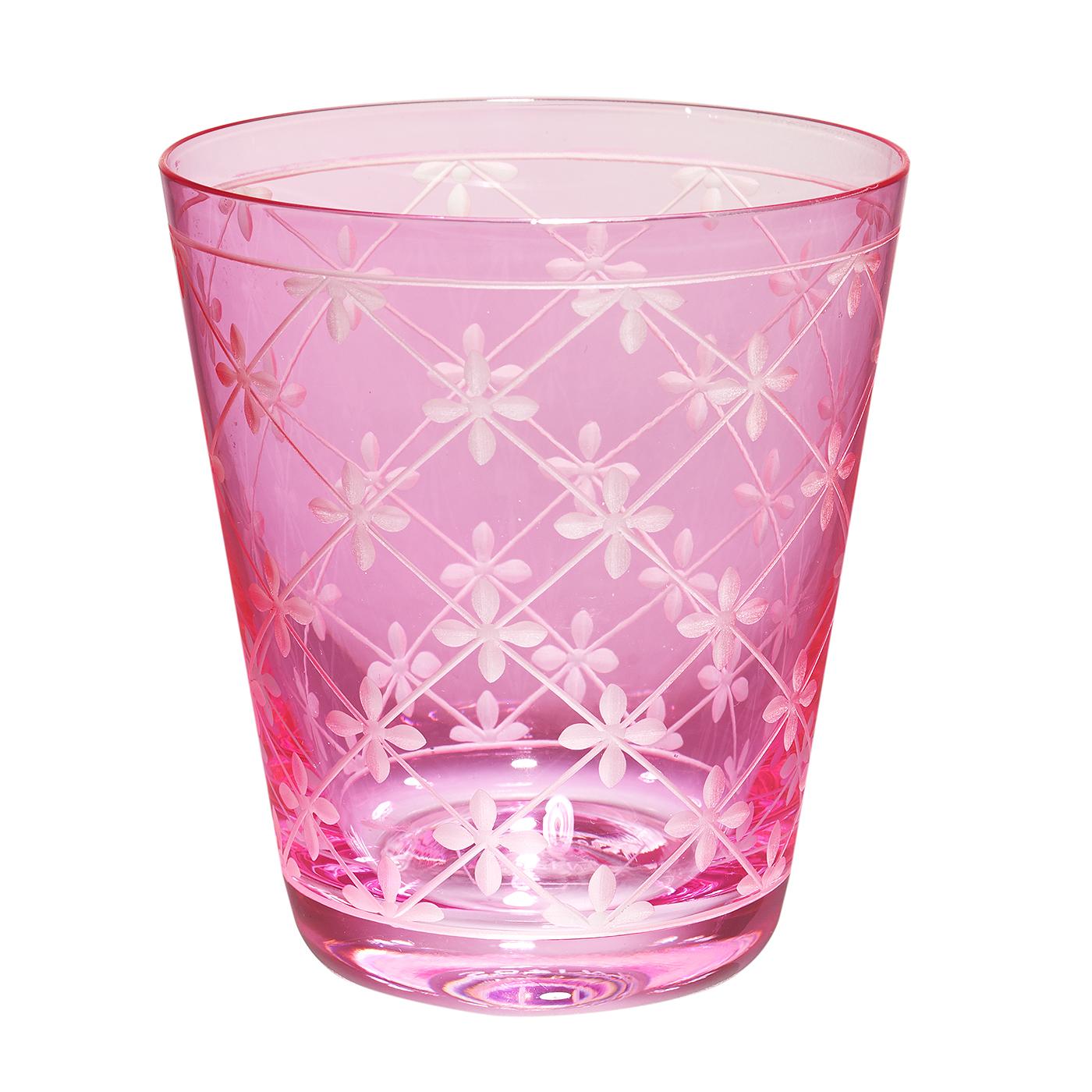 Handgeblasener Becher in rosa Kristall mit einem handgeschliffenen Dekor im Landhausstil. Das Dekor zeigt ein handgraviertes Dekor auf dem gesamten Glas. Handgefertigt in Bayern/Deutschland. Kann in verschiedenen Farben wie rosa, grün und blau