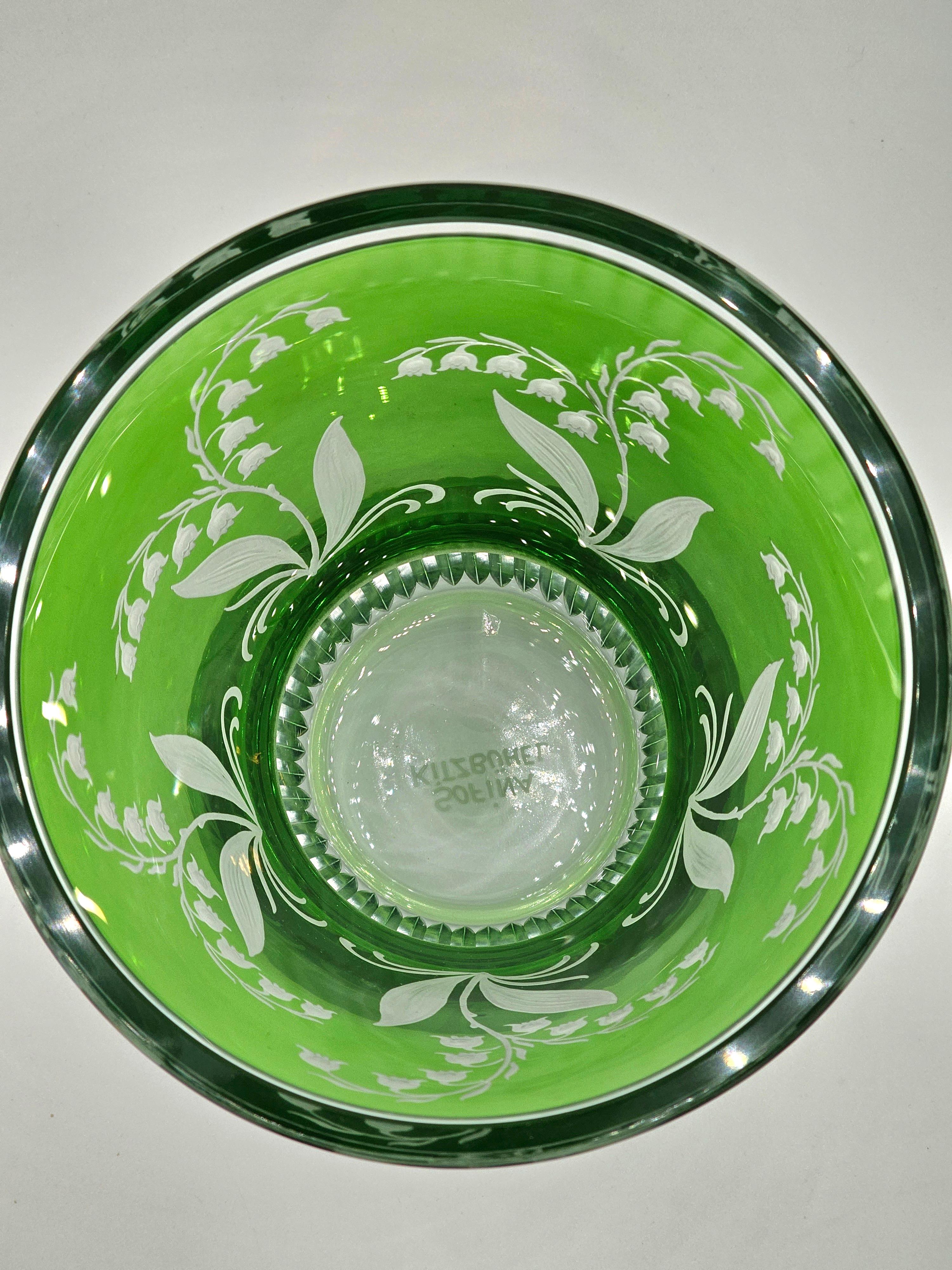 Vase/Laterne aus mundgeblasenem Kristall in grünem Glas mit Maiglöckchendekor. Das Dekor wird von Künstlern freihändig graviert und der Boden des Glases wird von Hand geschnitzt. Das hier gezeigte Glas in grüner Farbe kann auch in anderen Farben wie