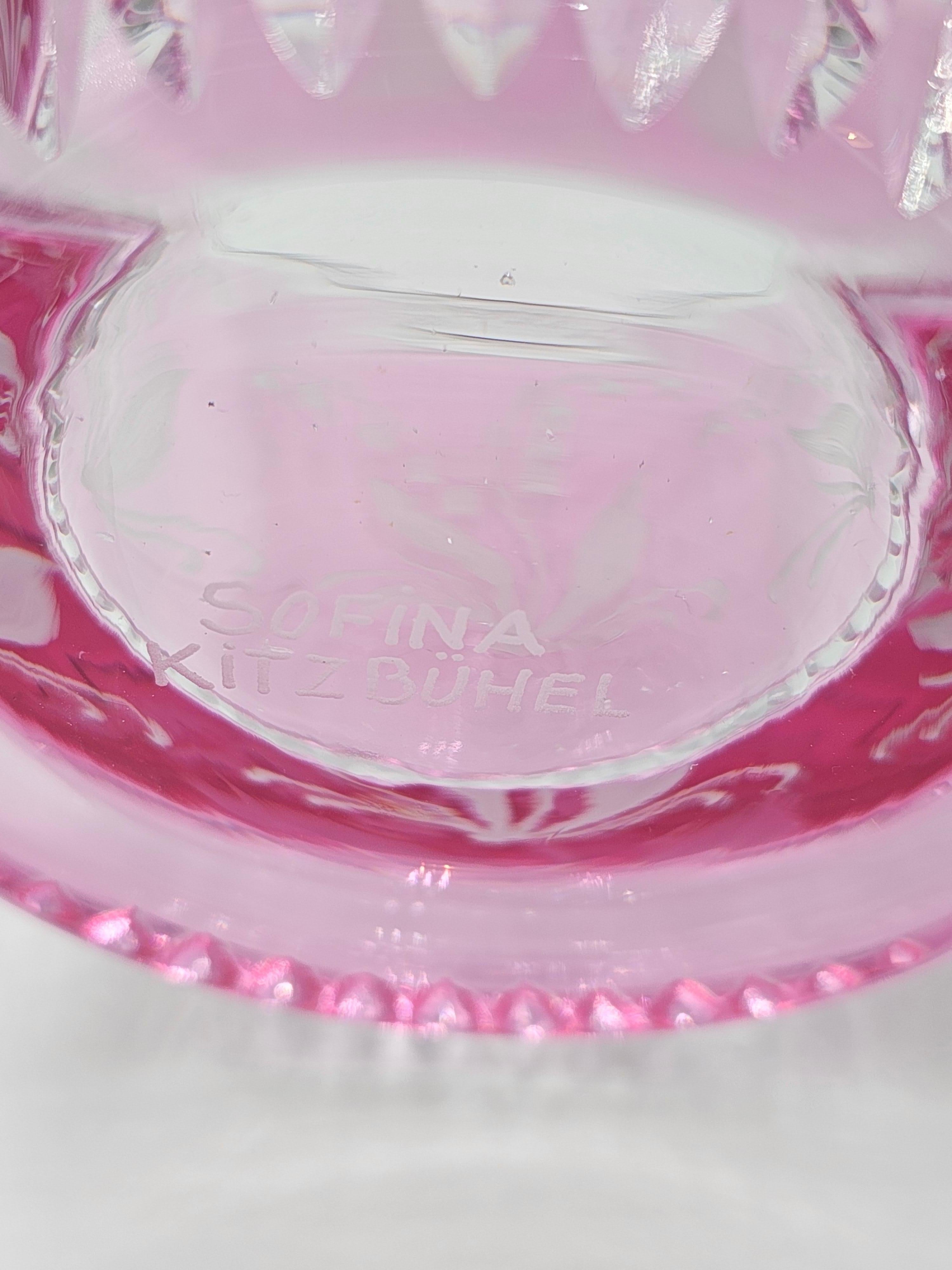 Handgeblasene Kristallvase/Laterne aus rosafarbenem Glas mit Maiglöckchendekor rundherum. Das Dekor wird von Künstlern freihändig graviert und der Boden des Glases wird von Hand geschnitzt. Das hier gezeigte Glas in rosa Farbe kann auch in anderen