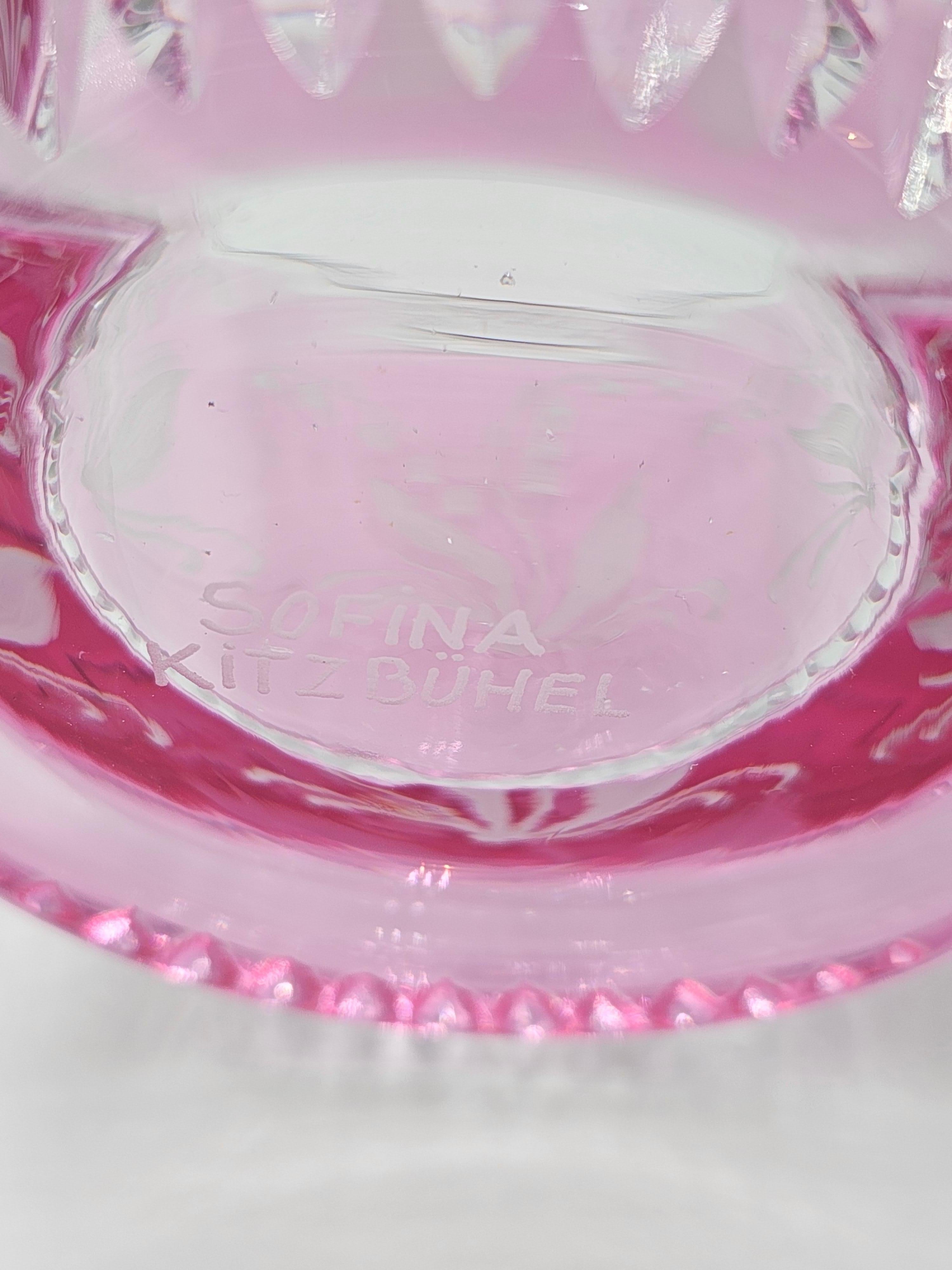 Vaso/laterna in cristallo soffiato a mano in vetro colorato rosa con un mughetto tutto intorno. Il decoro è inciso a mano libera da artisti e il fondo del bicchiere è intagliato a mano. Il vetro qui raffigurato in colore rosa può essere ordinato in