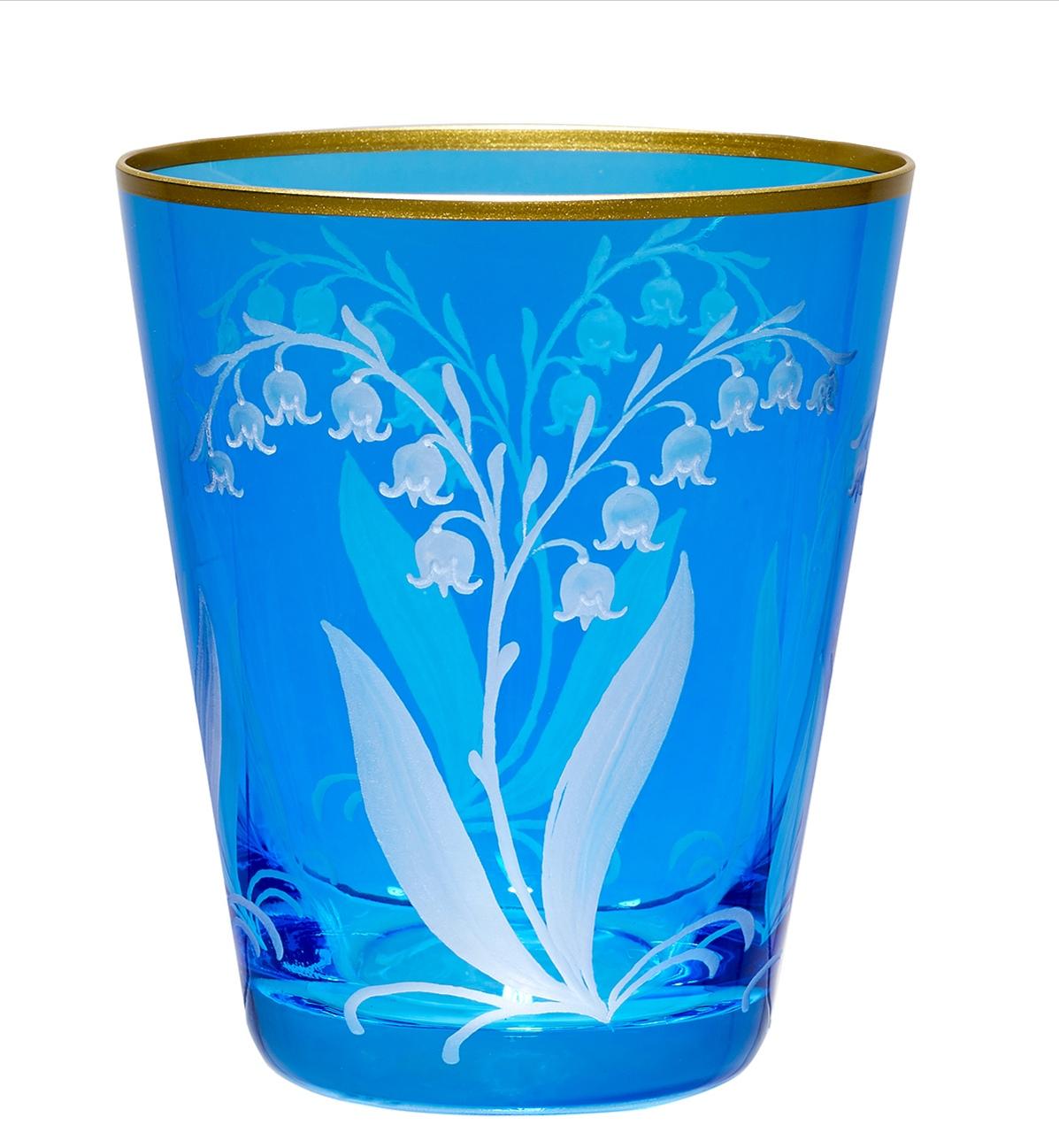 Vase aus mundgeblasenem Kristall in Blau mit handgraviertem Maiglöckchendekor rundum im Landhausstil. Vollständig handgefertigtes Kristallglas. mundgeblasen und freihändig graviert in Bayern Deutschland. Der hier gezeigte Kristall ist hellblau und