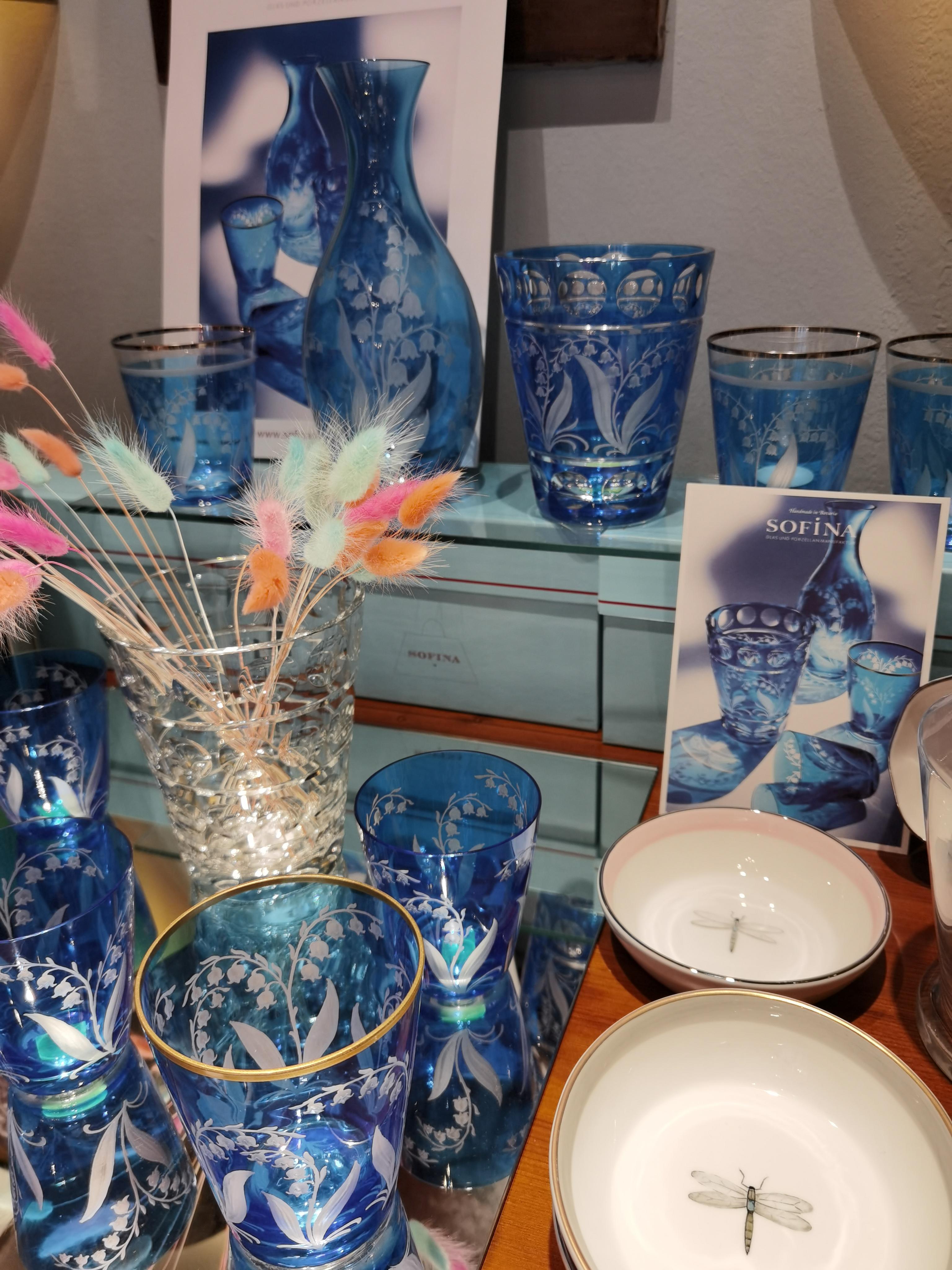 Landhausstil mundgeblasene Kristallvase Blau Sofina Boutique Kitzbühel (21. Jahrhundert und zeitgenössisch) im Angebot