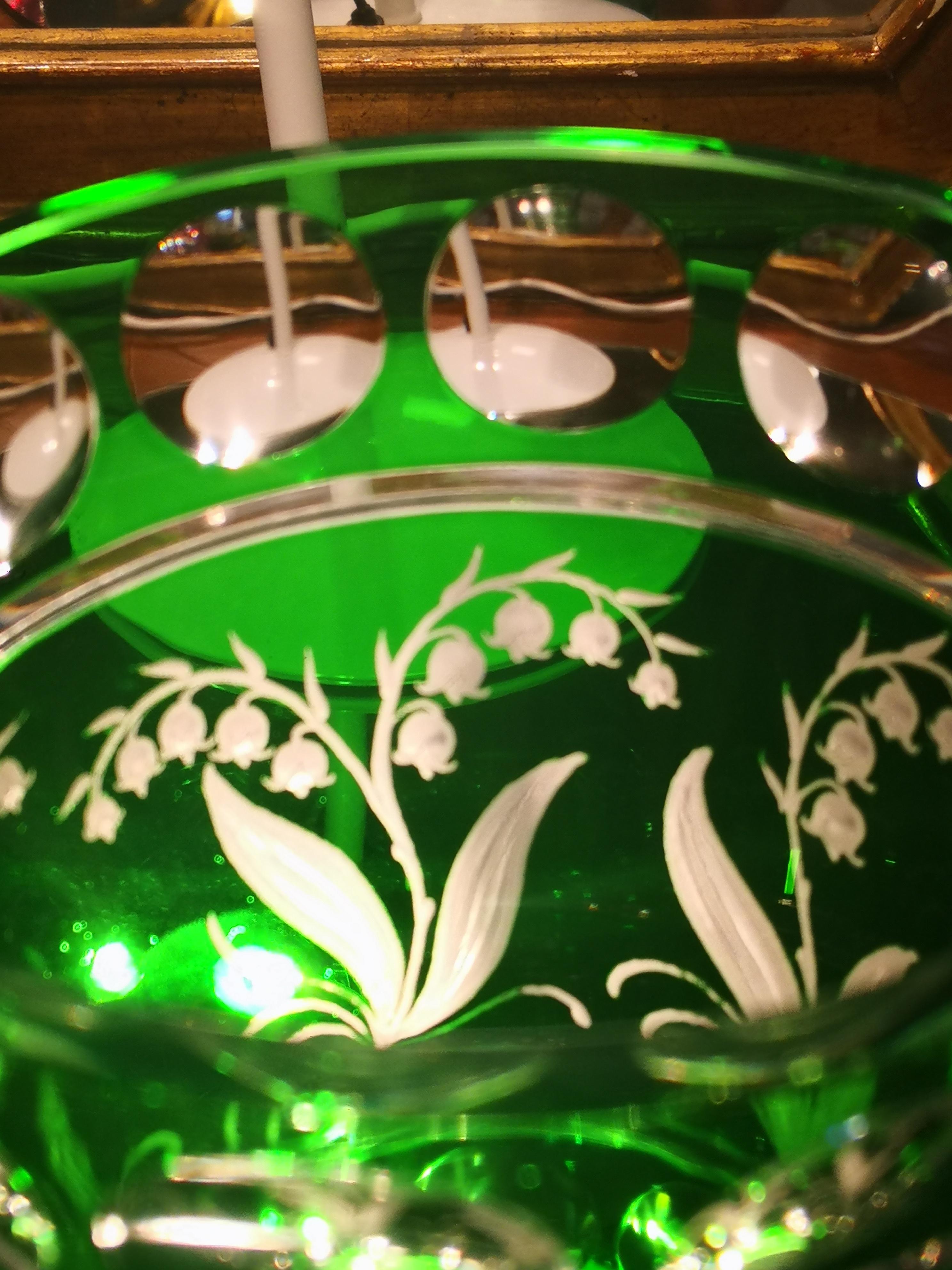 Handgeblasene Kristallvase in grüner Farbe mit Pfingstrosen rundherum. Das Dekor im Landhausstil wird in der Sofina Boutique Kitzbühel von Glaskünstlern rund um Bayern freihändig graviert. Sofina Glas und Porzellan wurde 2013 in Bayern gegründet und