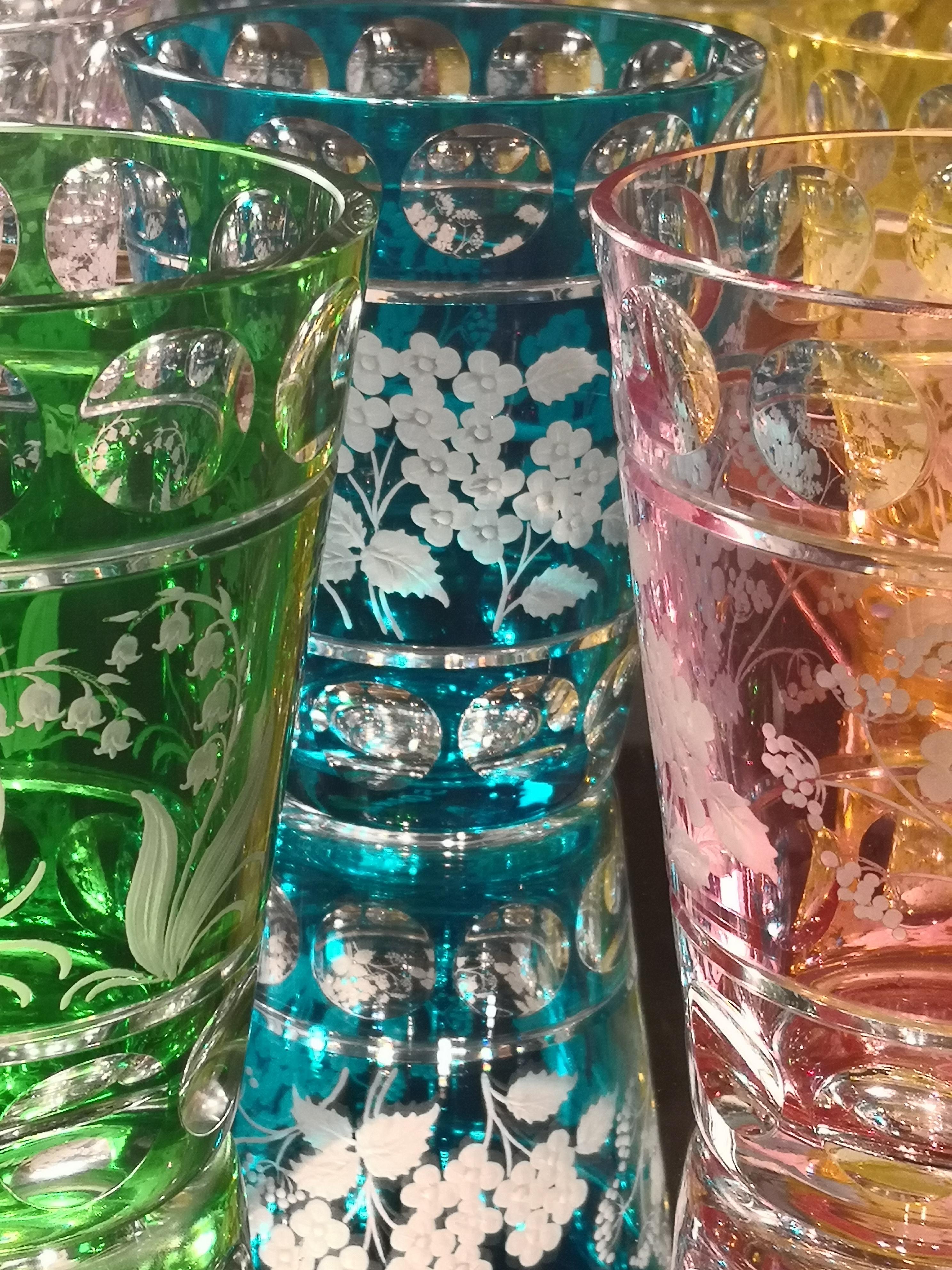 Landhausstil mundgeblasene Kristallvase Grüner Kristall Sofina Boutique Kitzbühel im Angebot 1