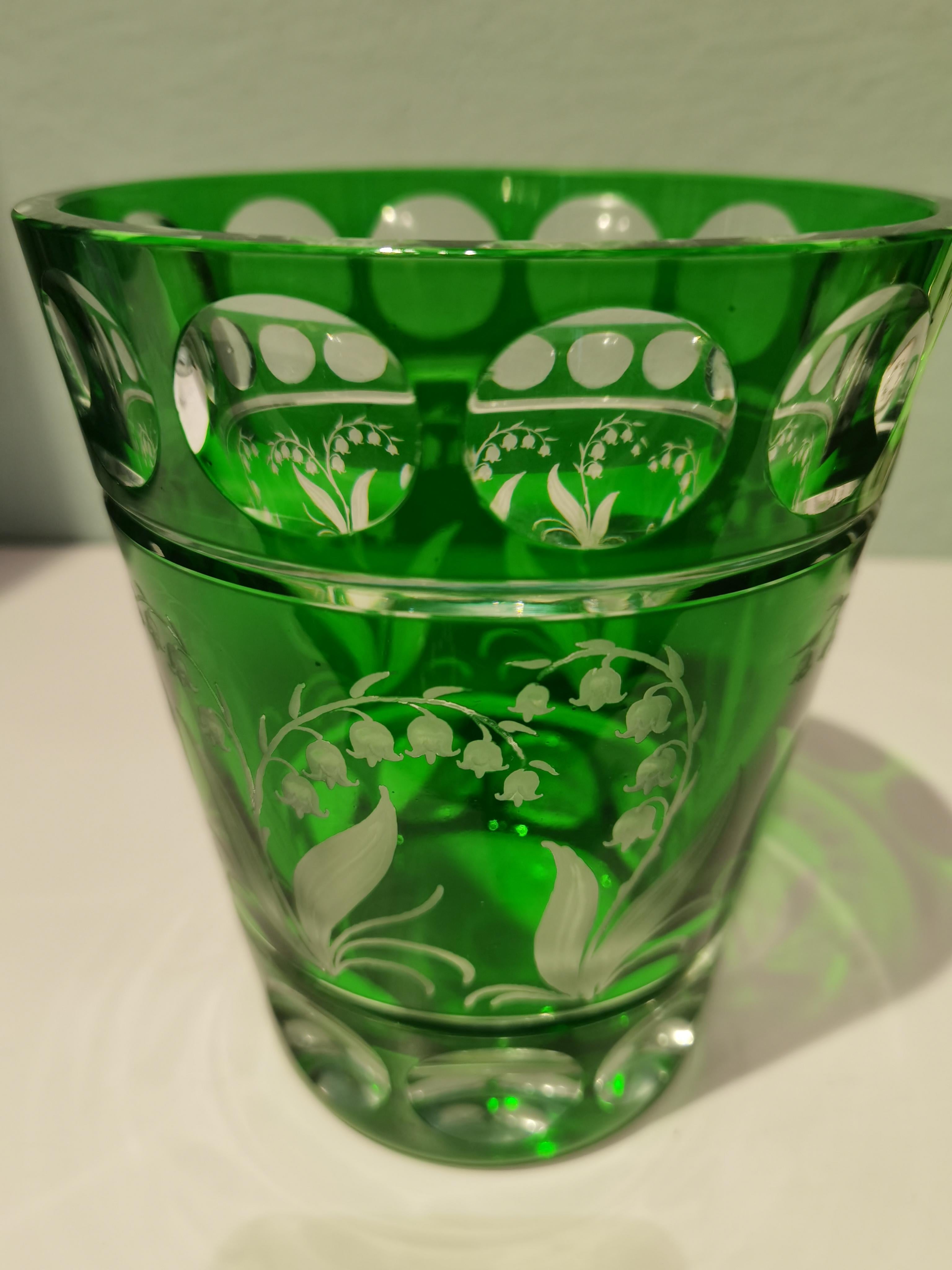 Vase aus mundgeblasenem Kristall in Grün mit einem handgravierten Maiglöckchendekor rundum im Landhausstil. Vollständig handgefertigtes Kristallglas. Handgeblasen und freihändig graviert in Bayern Deutschland. Der hier abgebildete Kristall ist