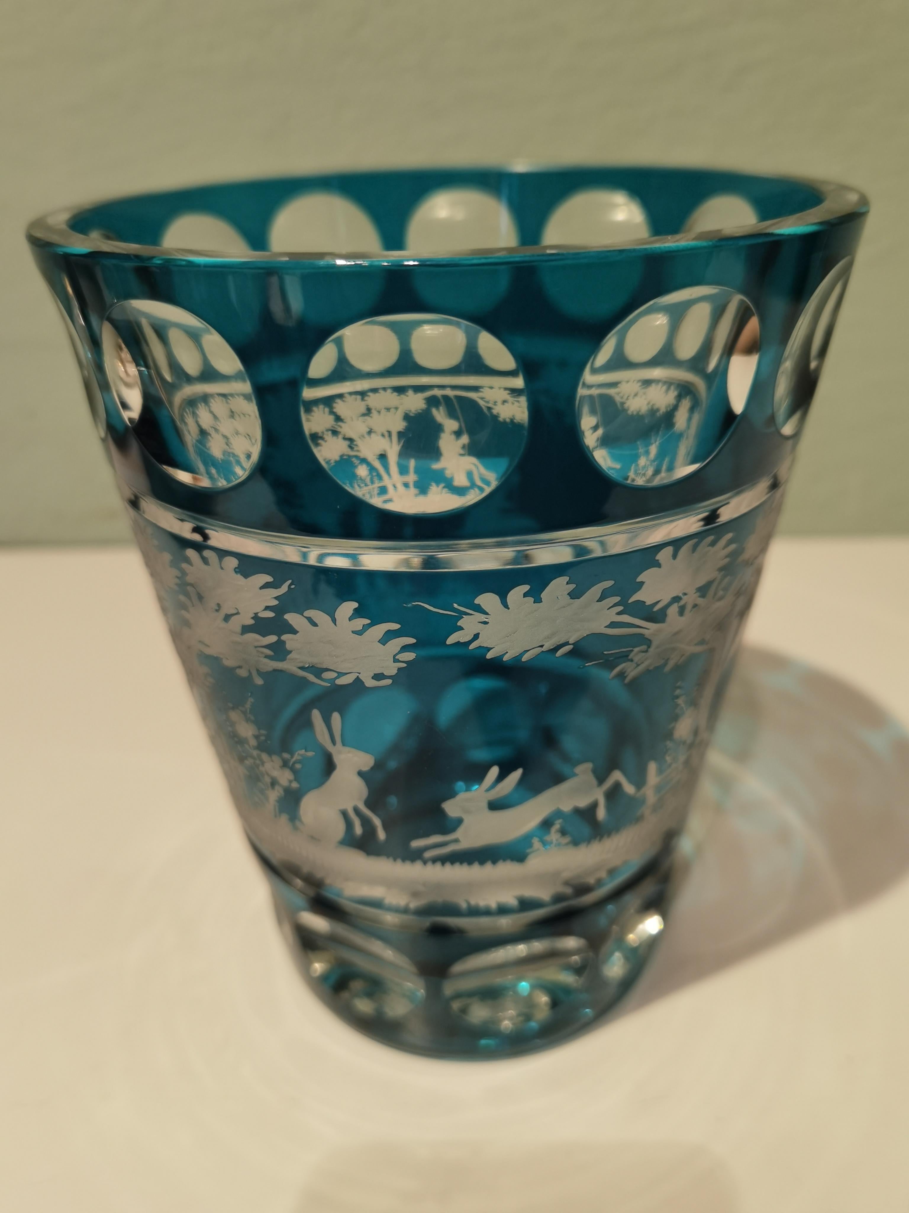 Vase en cristal soufflé à la main en verre bleu pétrole avec un décor de style champêtre tout autour. Les feuilles, le lapin et les cerfs sont gravés à la main par des artistes verriers en Bavière/Allemagne. Le verre présenté ici est de couleur