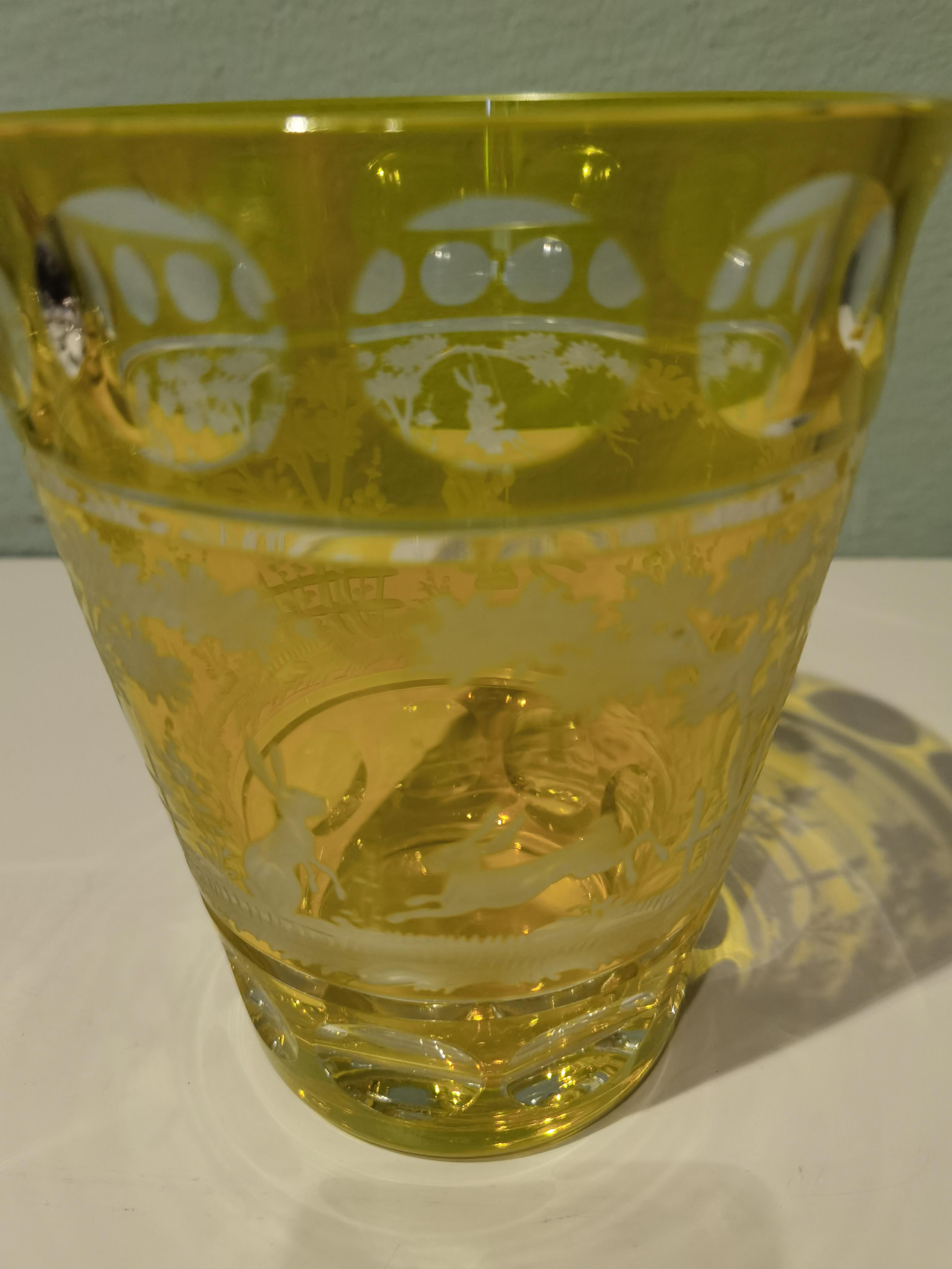 Vase en cristal soufflé à la main en verre jaune avec un décor de Pâques de style champêtre tout autour. Les feuilles, le lapin et les cerfs sont gravés à la main par des artistes verriers en Bavière/Allemagne. Le verre présenté ici est de couleur