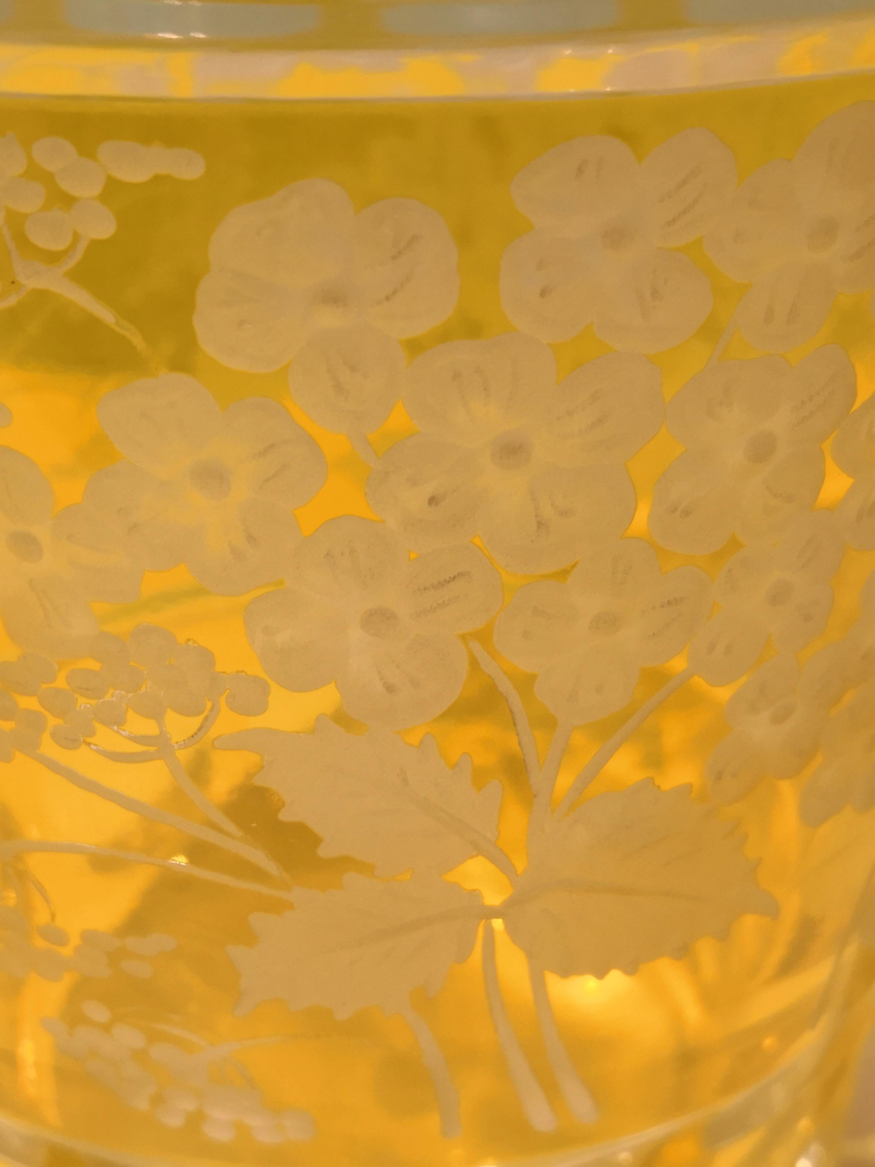 Handgeblasene Kristallvase im Landhausstil in einem leuchtenden Gelb mit Pfingstrosen rundherum. Das Dekor wird von Glaskünstlern rundum in Bayern von Sofina freihändig graviert. Sofina Glas und Porzellan wurde 2013 in Bayern gegründet und ist eine