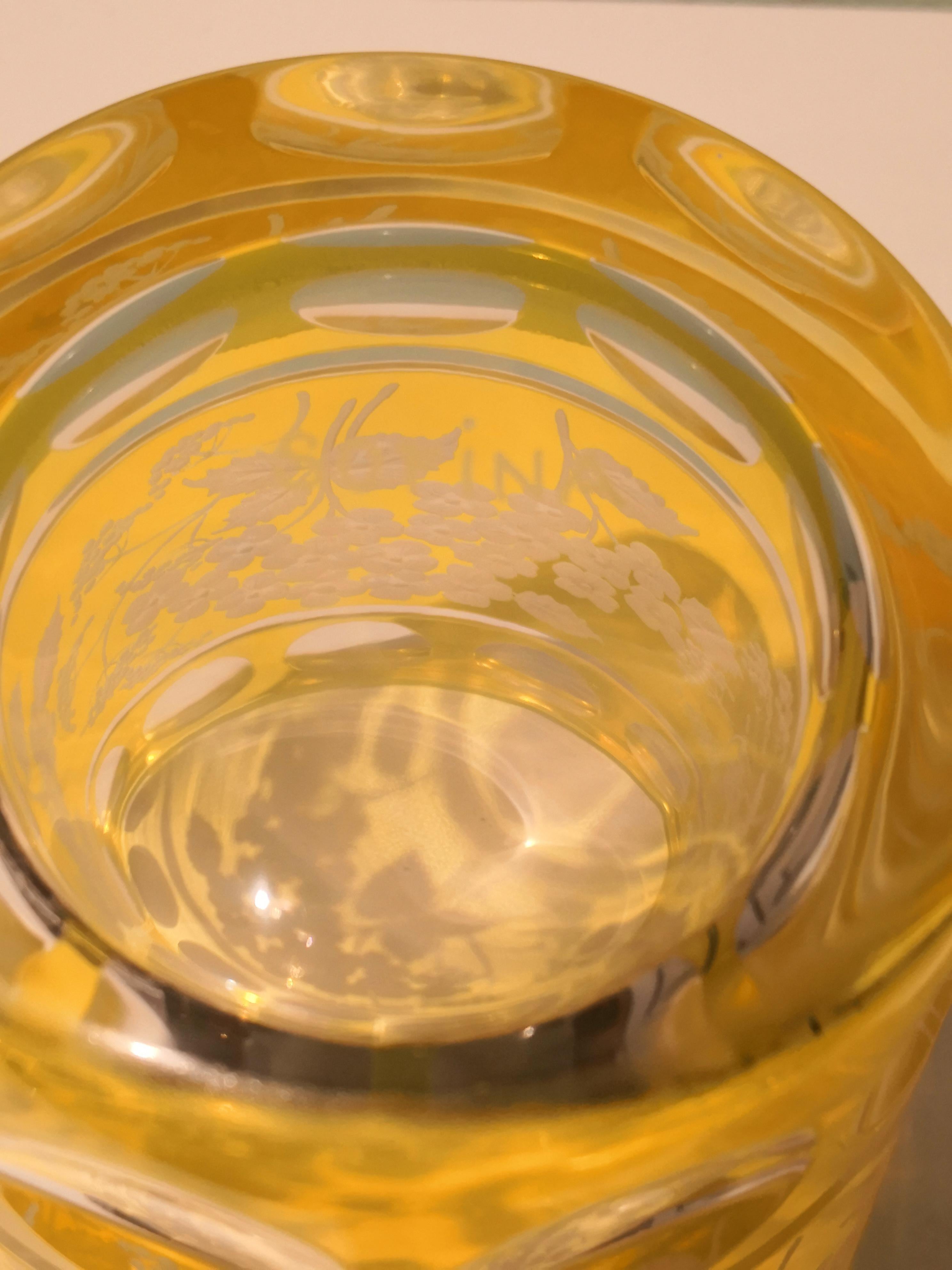 Vase aus mundgeblasenem Glas im Landhausstil mit Blumendekor von Sofina Boutique Kitzbühel (21. Jahrhundert und zeitgenössisch) im Angebot