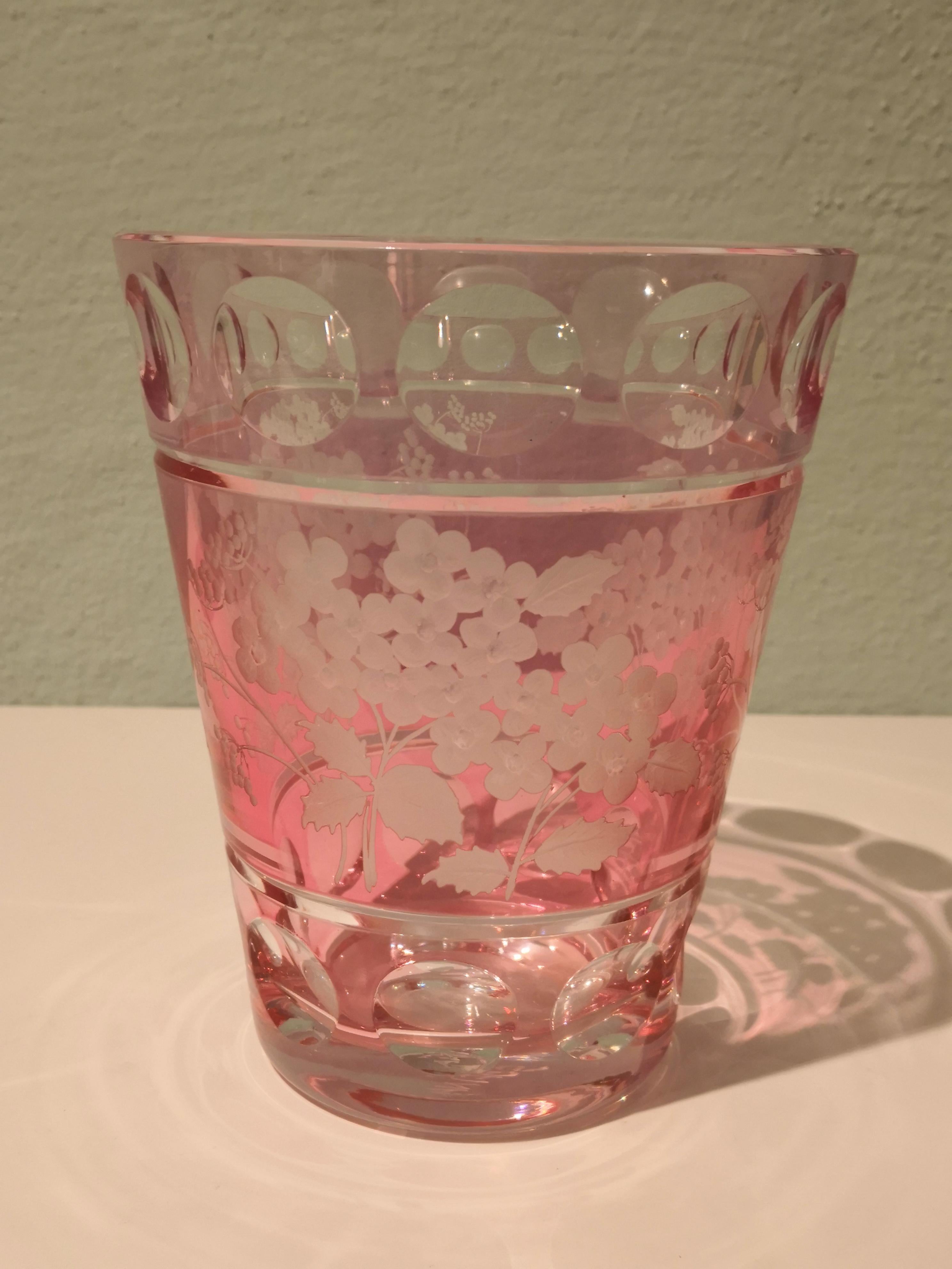 Handgeblasene Kristallvase mit Pfingstrosen rund um die Vase. Das Dekor wird von Glaskünstlern in Bayern von der Sofina Boutique Kitzbühel freihändig graviert. Sofina Glas und Porzellan wurde 2013 in Bayern gegründet und ist eine Rückbesinnung auf