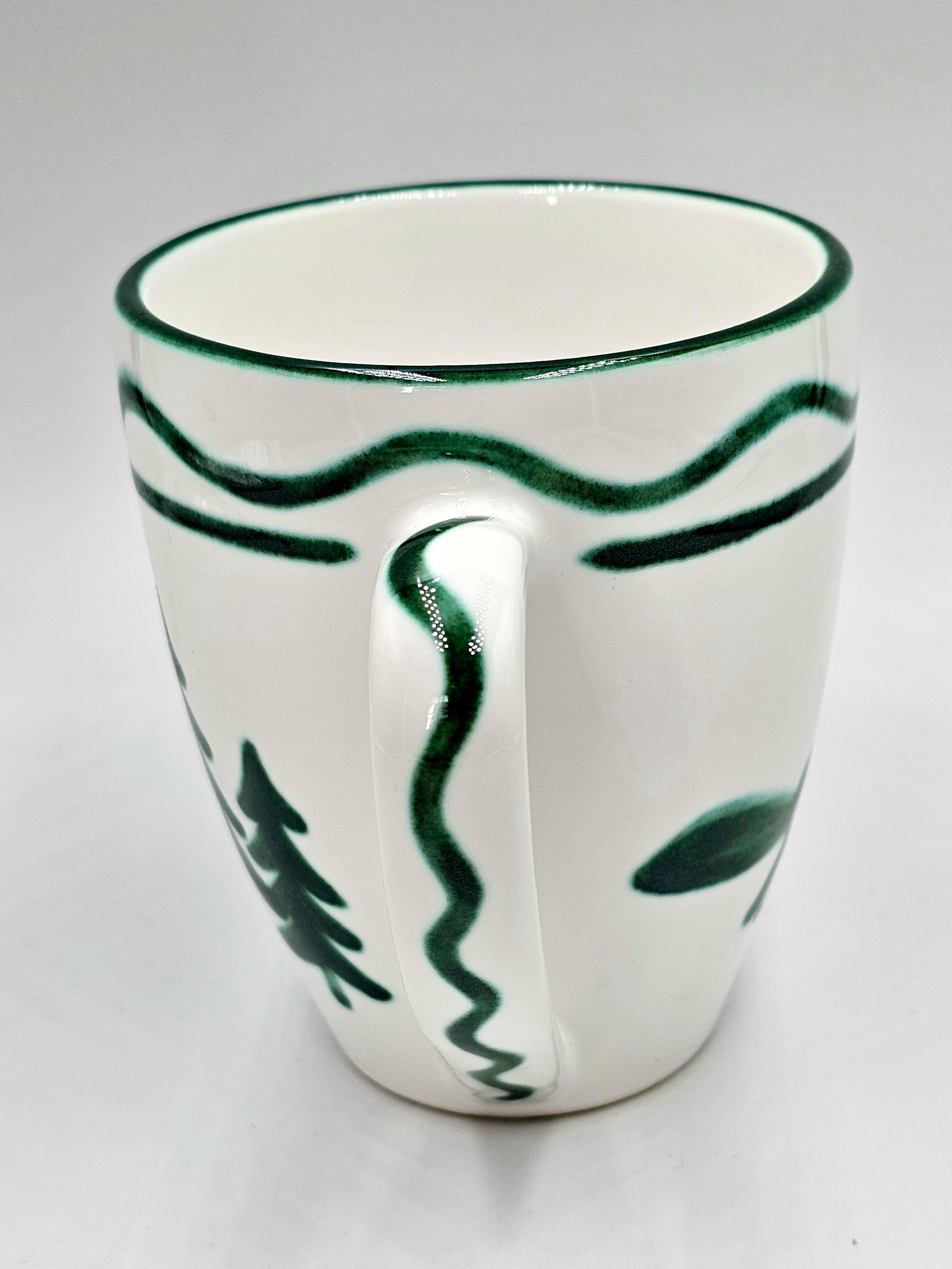 Mug mains libres en poterie peinte d'Autriche dans le style de la Forêt-Noire. Décoré d'un décor peint à la main en vert sur tout le pourtour. La guirlande est peinte en vert et représente des arbres à l'avant et un renard peint à la main à